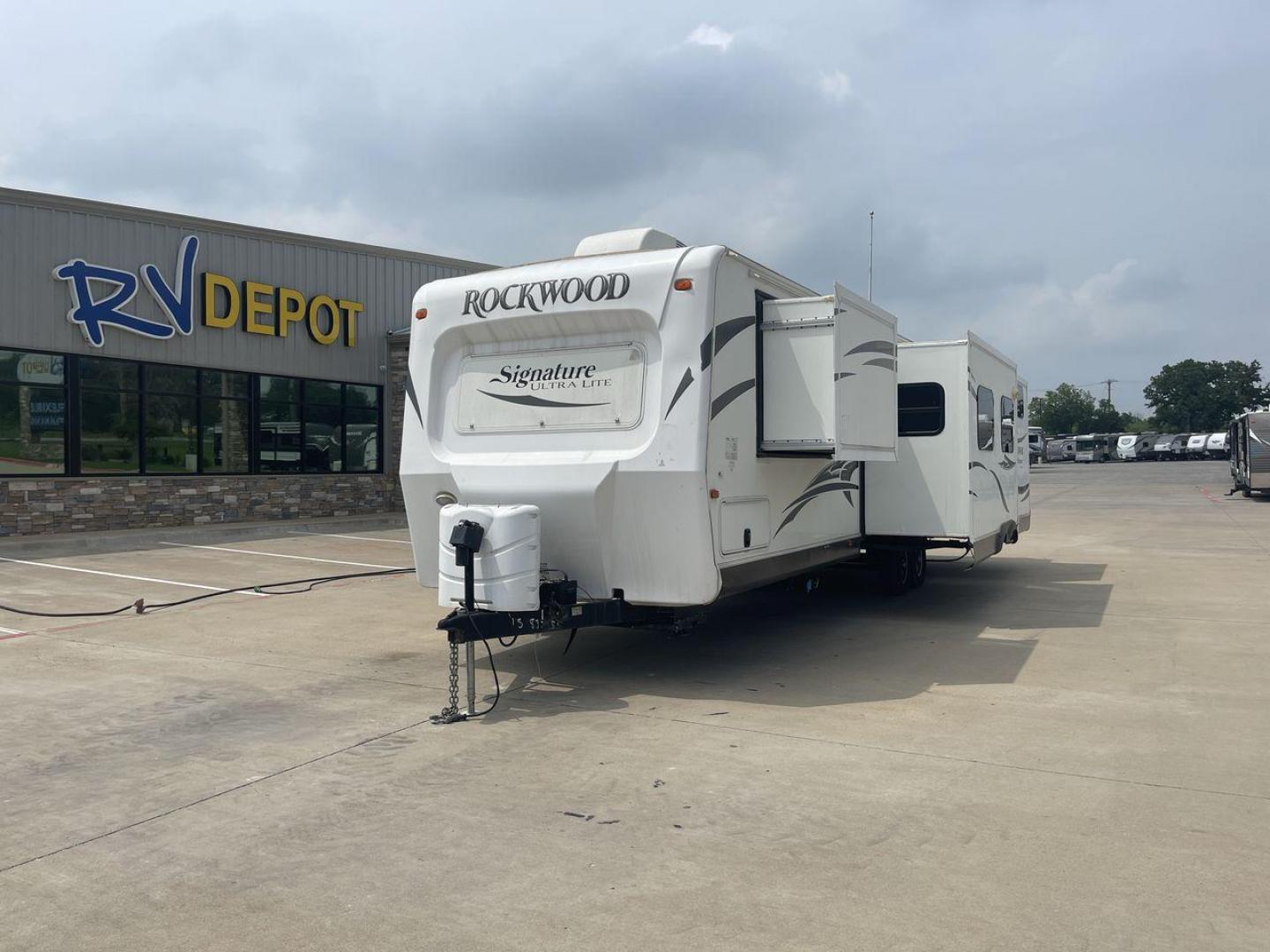 2015 WHITE FOREST RIVER ROCKWOOD 8327SS (4X4TRLH24F1) , Length: 35.25 ft. | Dry Weight: 7,694 lbs. | Gross Weight: 9,150 lbs. | Slides: 4 transmission, located at 4319 N Main Street, Cleburne, TX, 76033, (817) 221-0660, 32.435829, -97.384178 - This 2015 Forest River Rockwood 8327SS travel trailer measures 35.25 ft. It has a width of 8 ft and a height of 9.83 ft. The dry weight is 7,694 lbs, and the payload capacity is 1,456 lbs. It has a GVWR of 9,150 lbs and a hitch weight of 1,035 lbs. It is constructed out of aluminum body material and - Photo#0