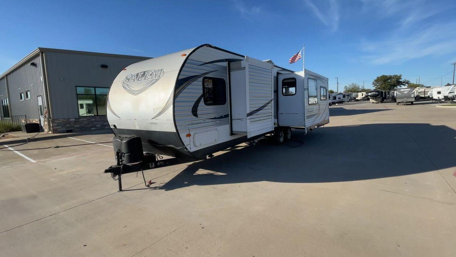 2015 GRAY FOREST RIVER SALEM - (4X4TSMD2XFA) , Length: 31.67 ft. | Dry Weight: 7,394 lbs. | Slides: 2 transmission, located at 4319 N Main Street, Cleburne, TX, 76033, (817) 221-0660, 32.435829, -97.384178 - RV Depot in Cleburne, TX is offering a fantastic deal on a 2015 FOREST RIVER SALEM travel trailer. Priced at just $27,995, this spacious and comfortable RV is perfect for those looking to hit the road and explore the local driving highlights around Cleburne, TX. The exterior of this travel trailer - Photo#5