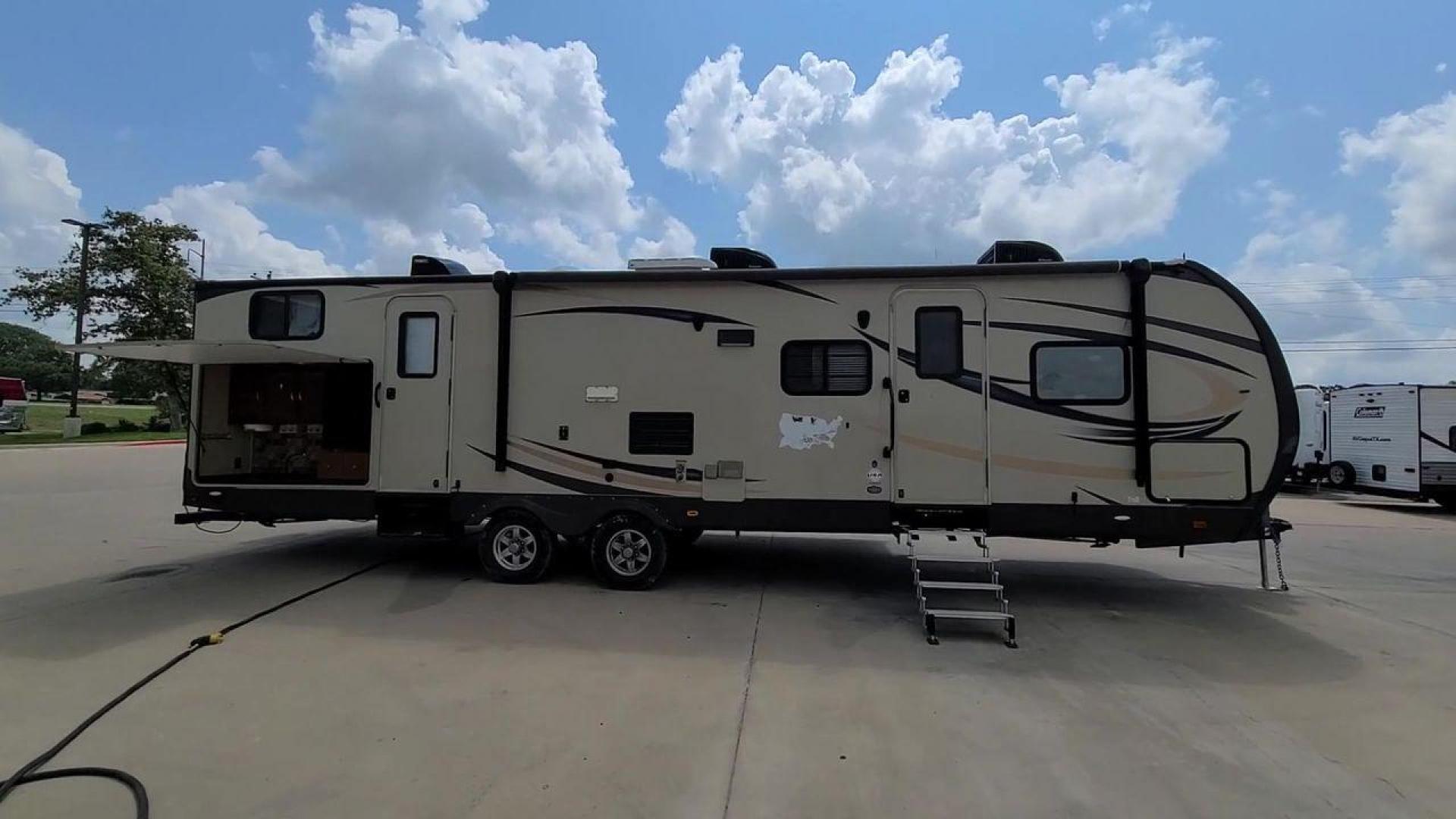 2015 FOREST RIVER SALEM 312QBUD (4X4TSBG22FU) , Length: 35.83 ft. | Dry Weight: 7,150 lbs. | Slides: 2 transmission, located at 4319 N Main Street, Cleburne, TX, 76033, (817) 221-0660, 32.435829, -97.384178 - Take advantage of the 2015 Forest River Salem 312QBUD Travel Trailer and embrace your spirit of adventure. Comfort and practicality come together in this travel trailer, which is perfect for families or parties looking for a roomy and luxurious home on wheels for amazing camping excursions. This - Photo#6