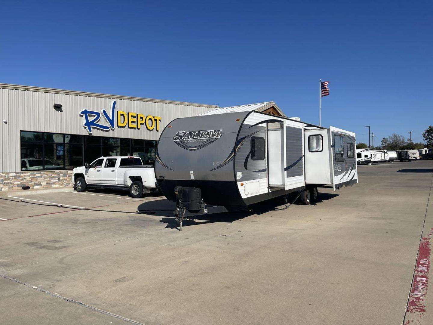 2015 GRAY FOREST RIVER SALEM 28RLDS - (4X4TSMD2XFA) , Length: 31.67 ft. | Dry Weight: 7,394 lbs. | Slides: 2 transmission, located at 4319 N Main Street, Cleburne, TX, 76033, (817) 221-0660, 32.435829, -97.384178 - RV Depot in Cleburne, TX is offering a fantastic deal on a 2015 FOREST RIVER SALEM travel trailer. Priced at just $27,995, this spacious and comfortable RV is perfect for those looking to hit the road and explore the local driving highlights around Cleburne, TX. The exterior of this travel trailer - Photo#20