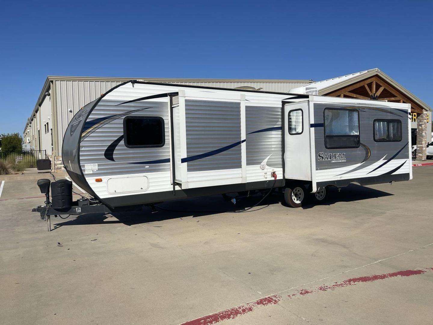 2015 GRAY FOREST RIVER SALEM 28RLDS - (4X4TSMD2XFA) , Length: 31.67 ft. | Dry Weight: 7,394 lbs. | Slides: 2 transmission, located at 4319 N Main Street, Cleburne, TX, 76033, (817) 221-0660, 32.435829, -97.384178 - RV Depot in Cleburne, TX is offering a fantastic deal on a 2015 FOREST RIVER SALEM travel trailer. Priced at just $27,995, this spacious and comfortable RV is perfect for those looking to hit the road and explore the local driving highlights around Cleburne, TX. The exterior of this travel trailer - Photo#21