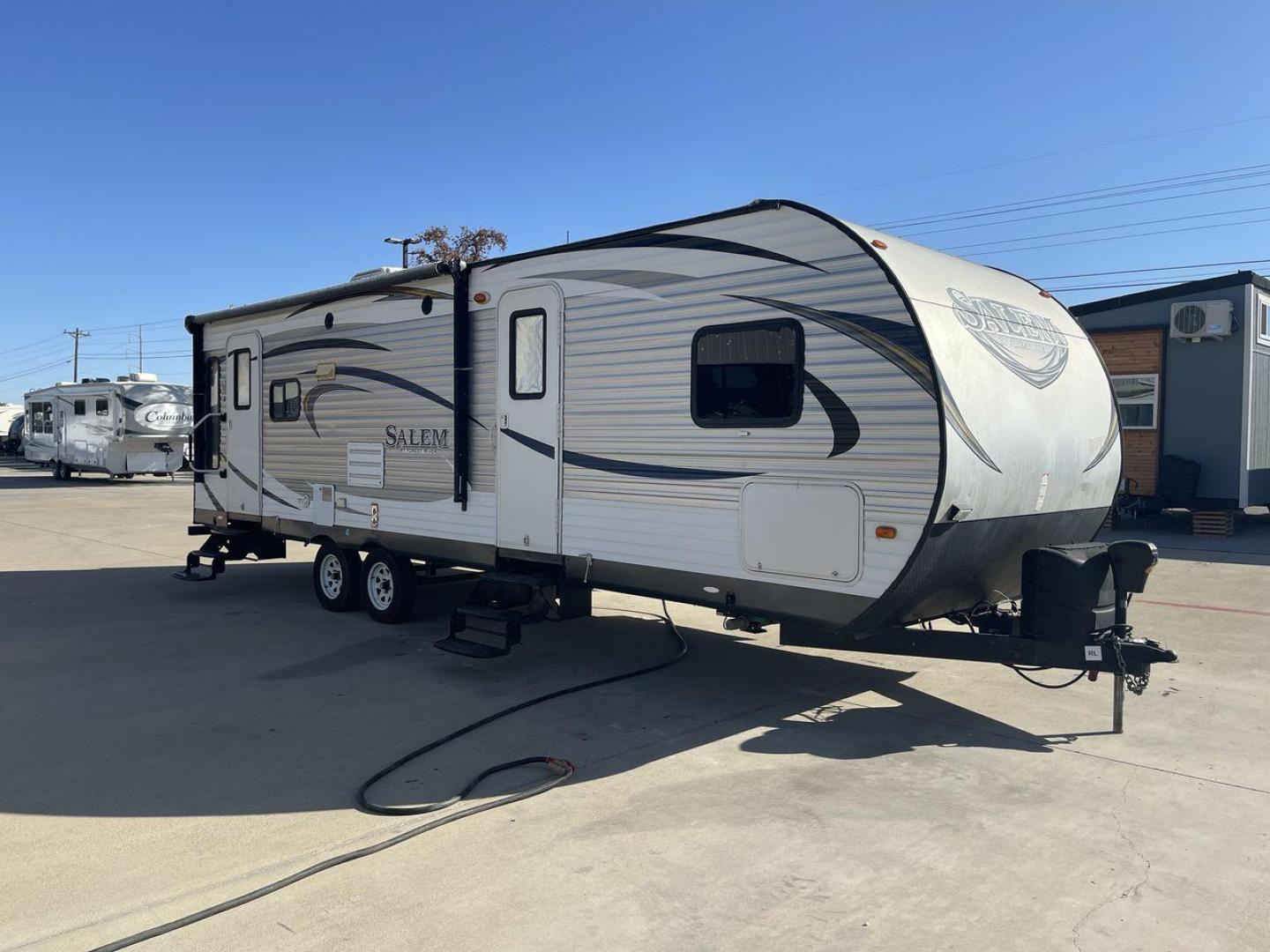 2015 GRAY FOREST RIVER SALEM 28RLDS - (4X4TSMD2XFA) , Length: 31.67 ft. | Dry Weight: 7,394 lbs. | Slides: 2 transmission, located at 4319 N Main Street, Cleburne, TX, 76033, (817) 221-0660, 32.435829, -97.384178 - RV Depot in Cleburne, TX is offering a fantastic deal on a 2015 FOREST RIVER SALEM travel trailer. Priced at just $27,995, this spacious and comfortable RV is perfect for those looking to hit the road and explore the local driving highlights around Cleburne, TX. The exterior of this travel trailer - Photo#22