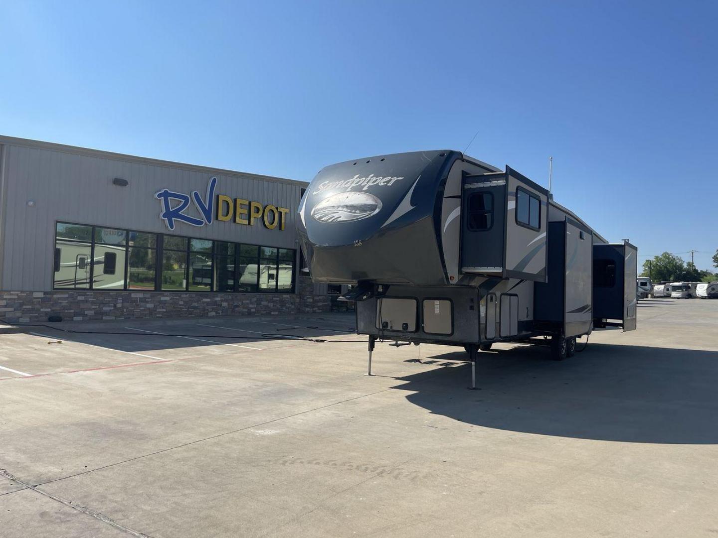 2015 BROWN FOREST RIVER SANDPIPER FLIK (4X4FSAP22FJ) , Length: 41.67 ft | Dry Weight: 11,821 lbs | Gross Weight: 15,500 lbs | Slides: 5 transmission, located at 4319 N Main Street, Cleburne, TX, 76033, (817) 221-0660, 32.435829, -97.384178 - This 2015 Sandpiper Flik by Forest River luxury fifth wheel measures 41.67 ft in length and 13.17 ft in height. It has a base weight of 11,821 lbs with a payload capacity of 3,679 lbs. The GVWR is about 15,500 lbs and has a hitch weight of 2,235 lbs. It features five electric slideouts and one 21 ft - Photo#0