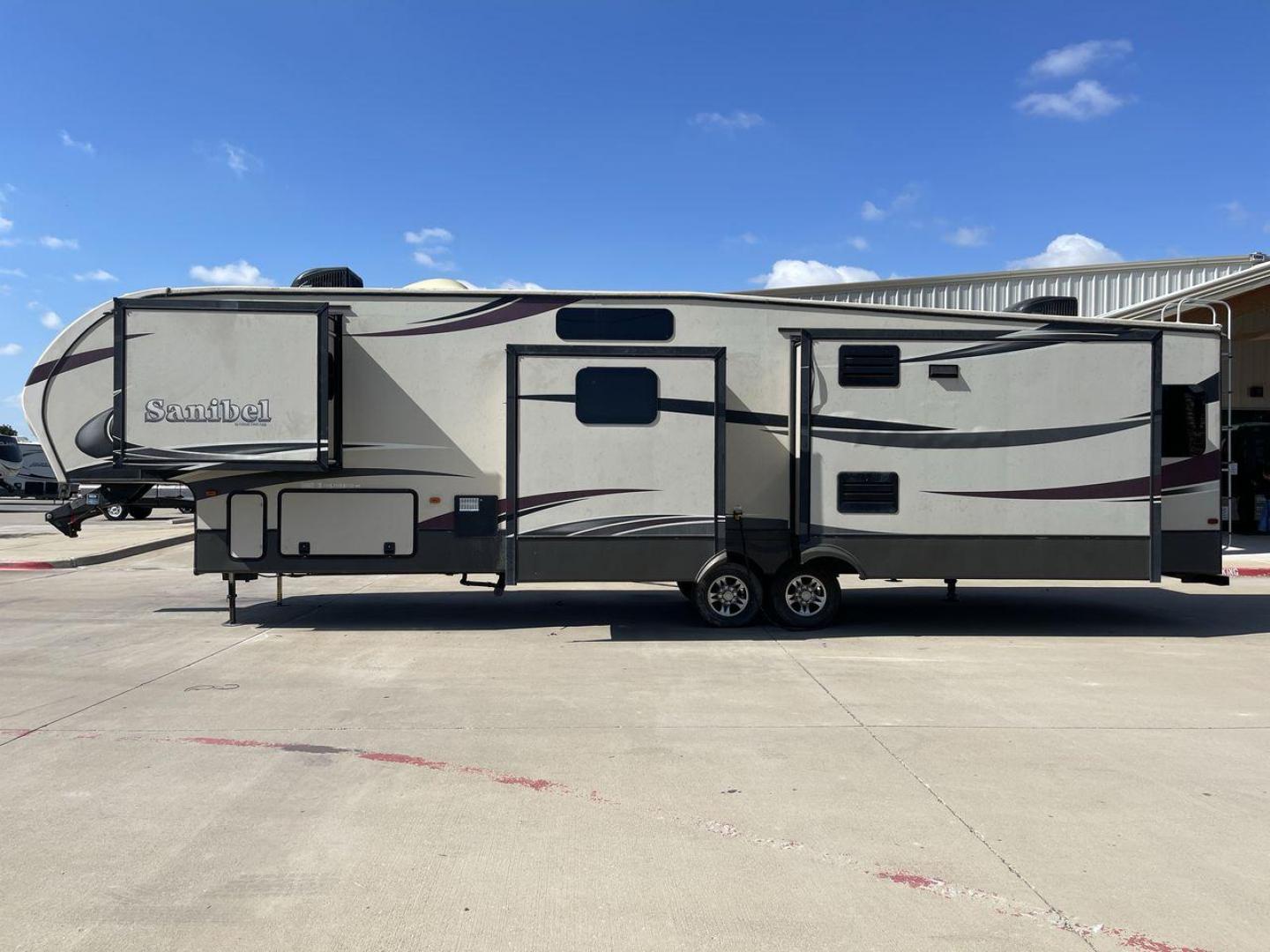 2015 FOREST RIVER SANIBEL 38QB (5ZT3SN3B4FG) , Length: 42.5 ft. | Dry Weight: 12,913 lbs. | Slides: 4 transmission, located at 4319 N Main Street, Cleburne, TX, 76033, (817) 221-0660, 32.435829, -97.384178 - The 2015 Prime Time Sanibel 38QB stands out with its spacious and functional design. It measures 42.5 feet in length and weighs 12,913 pounds. This fifth wheel features four slides that significantly expand the interior space. Its exterior showcases an aerodynamic front cap and stylish graphics. Ins - Photo#24