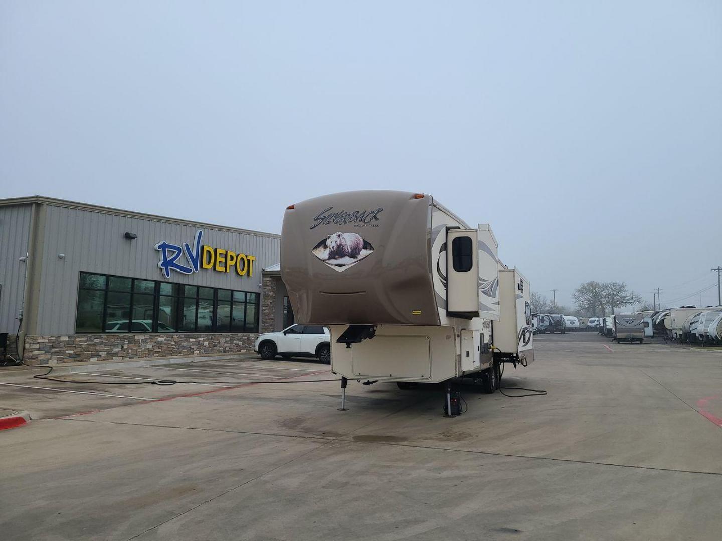 2015 BROWN FOREST RIVER SILVERBACK 29IK (4X4FCRE23FS) , Length: 33.92 ft. | Dry Weight: 10,829 lbs. | Gross Weight: 14,040 lbs. | Slides: 3 transmission, located at 4319 N Main Street, Cleburne, TX, 76033, (817) 221-0660, 32.435829, -97.384178 - The 2015 Forest River Silverback 29IK is a premium fifth-wheel trailer designed to deliver unparalleled comfort and luxury on the road. With a length of a little over 33 feet and a dry weight of 10,982 lbs, this model strikes the perfect balance between spaciousness and maneuverability. Step inside - Photo#0