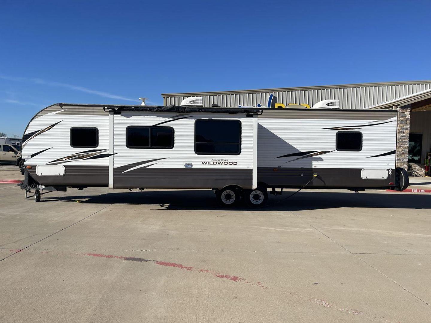 2015 FOREST RIVER WILDWOOD 37BHSS2Q (4X4TWDN24JA) , located at 4319 N Main Street, Cleburne, TX, 76033, (817) 221-0660, 32.435829, -97.384178 - Photo#24