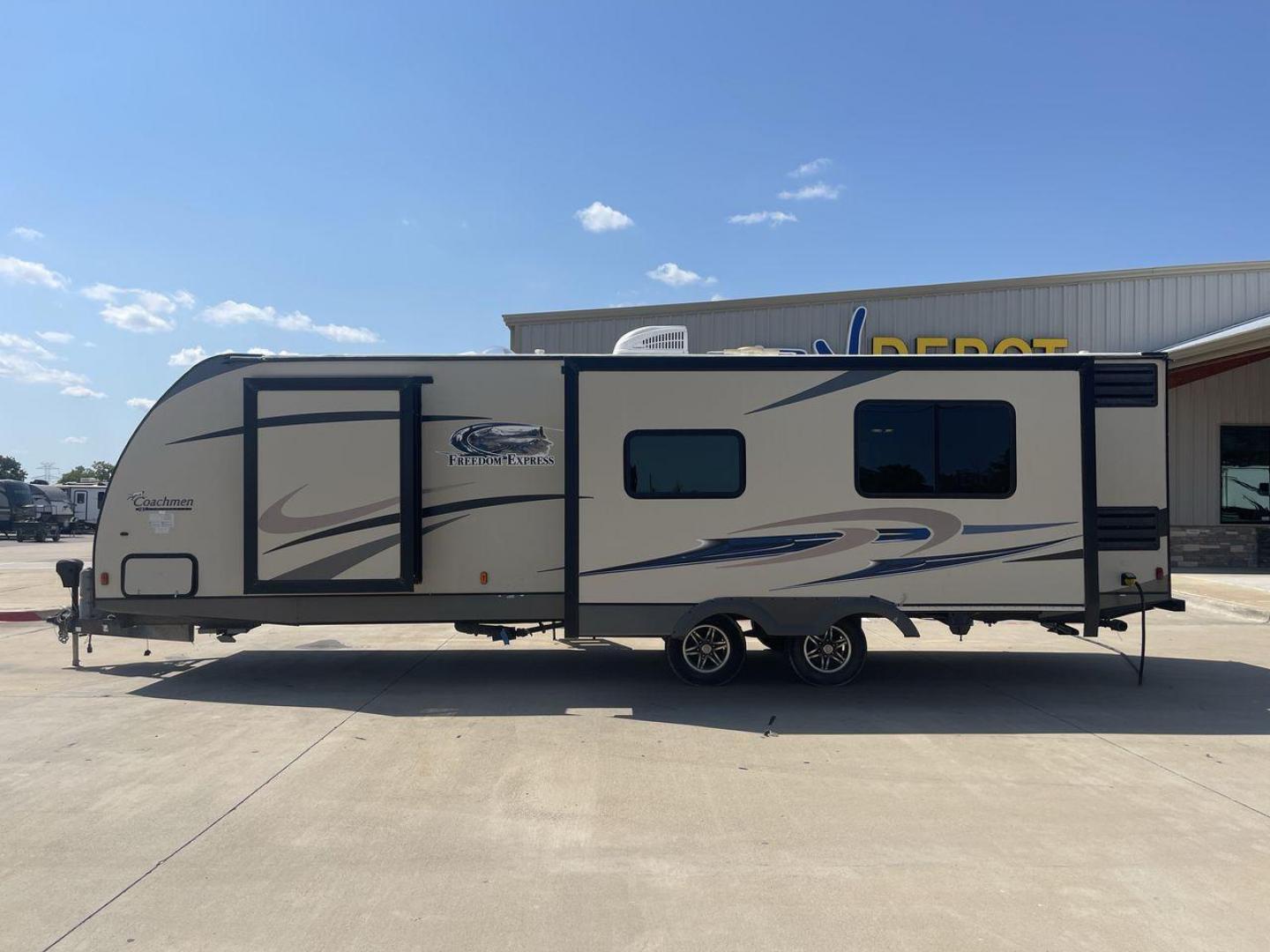 2015 TAN FREEDOM EXPRESS 305RKDS (5ZT2FEWB1FA) , Length: 34.5 ft. | Dry Weight: 6,199 lbs | Gross Weight: 9,500 lbs. | Slides: 2 transmission, located at 4319 N Main Street, Cleburne, TX, 76033, (817) 221-0660, 32.435829, -97.384178 - The 2015 Freedom Express 305RKDS is a travel trailer designed to deliver an exceptional camping experience, combining freedom and comfort in every detail. It boasts a rear kitchen layout, providing a unique and functional living space. The rear kitchen is equipped with high-end appliances, ample cou - Photo#24