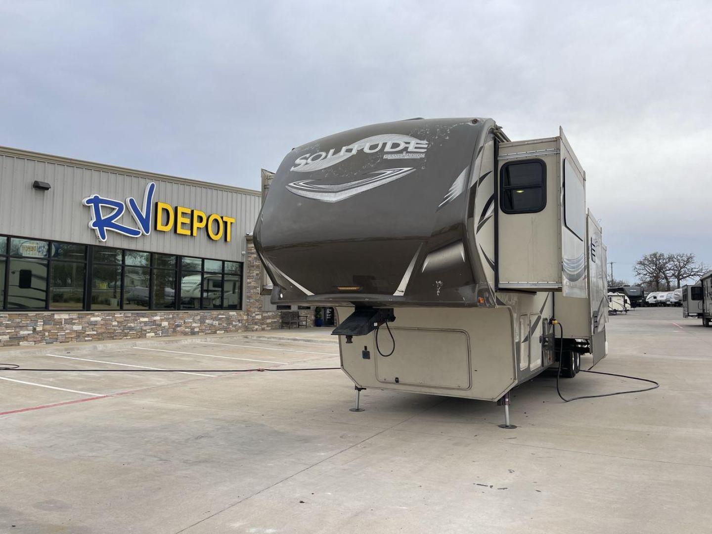 2015 BEIGE GRAND DESIGN SOLITUDE 379FL (573FS4325F1) , Length: 42.5 ft. | Dry Weight: 13,800 lbs. | Gross Weight: 16,000 lbs. | Slides: 5 transmission, located at 4319 N Main Street, Cleburne, TX, 76033, (817) 221-0660, 32.435829, -97.384178 - This 2015 GRSL Solitude 379 fifth wheel measures just over 42' in length. It is a dual axle and aluminum wheel setup with a GCWR of 16,000 lbs and a carrying capacity of 2,200 lbs. With five slides, this fifth wheel is spacious and comfortable! The Solitude's exterior is made from fiberglass, finish - Photo#0