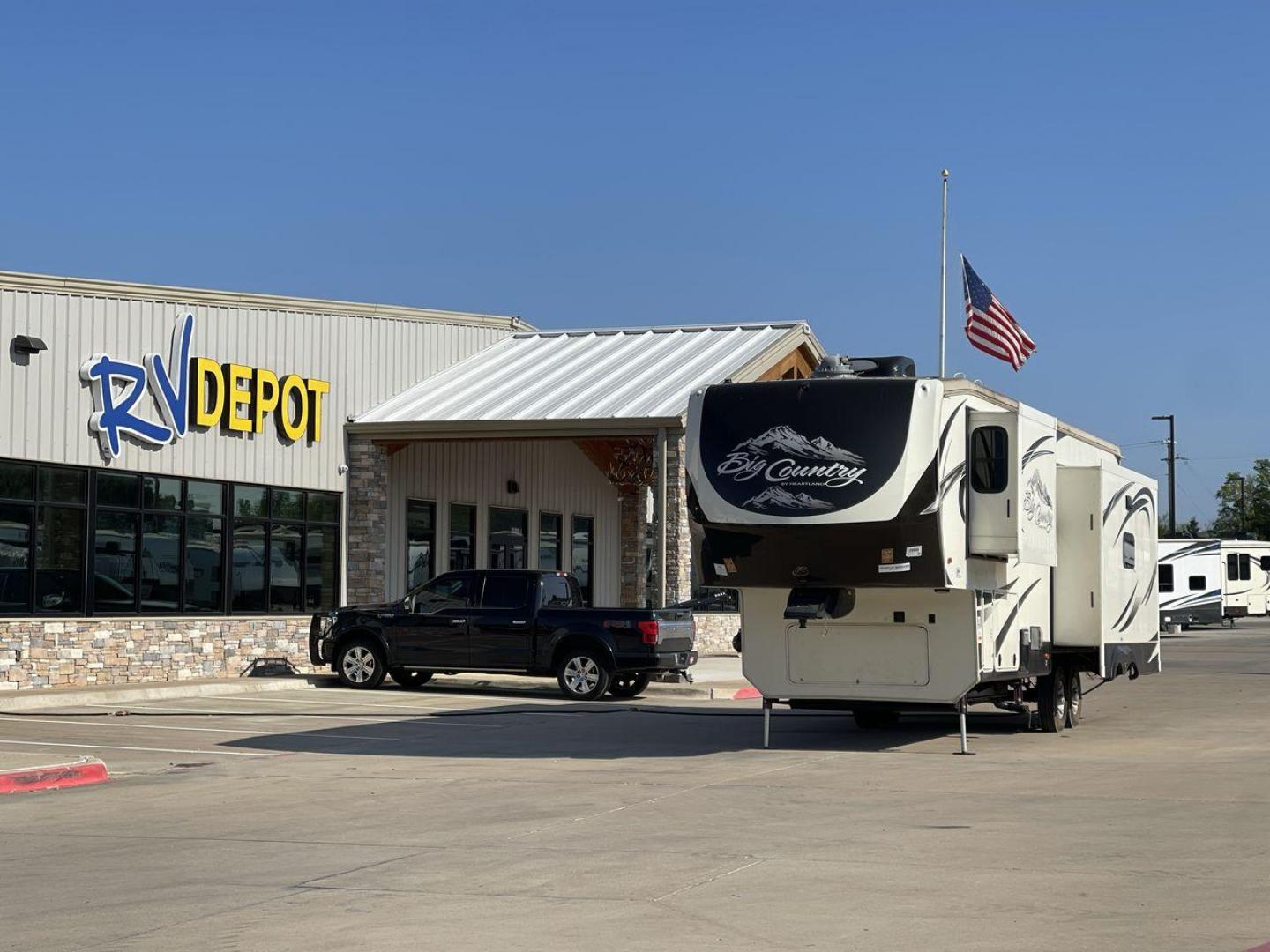 2015 HEARTLAND BIG COUNTRY 3150RL (5SFBG3622FE) , located at 4319 N Main Street, Cleburne, TX, 76033, (817) 221-0660, 32.435829, -97.384178 - Photo#0