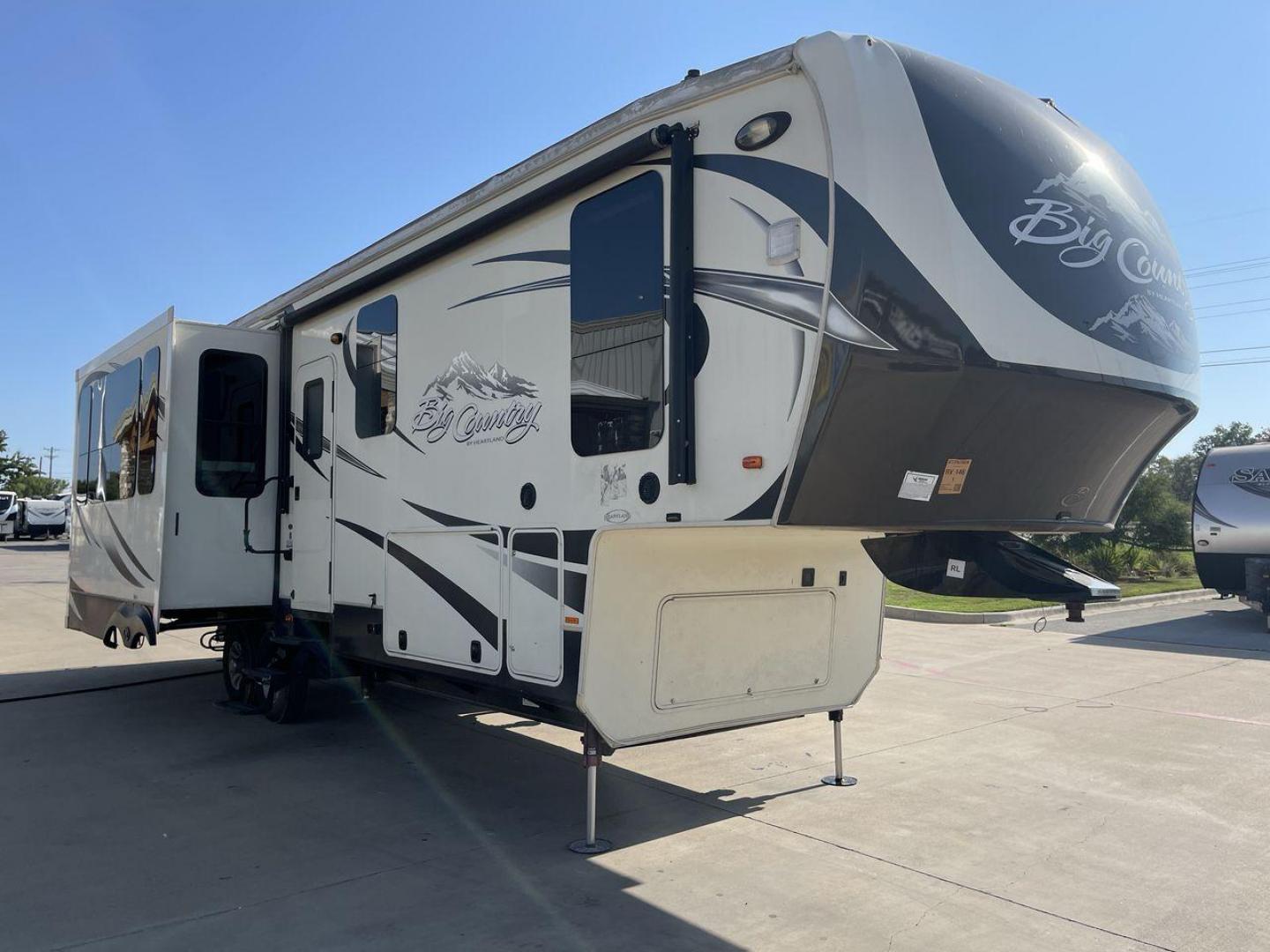 2015 HEARTLAND BIG COUNTRY 3150RL (5SFBG3622FE) , located at 4319 N Main Street, Cleburne, TX, 76033, (817) 221-0660, 32.435829, -97.384178 - Photo#22