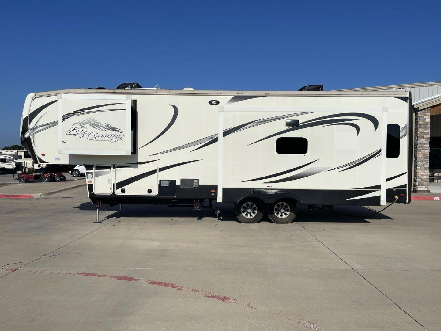 2015 HEARTLAND BIG COUNTRY 3150RL (5SFBG3622FE) , located at 4319 N Main Street, Cleburne, TX, 76033, (817) 221-0660, 32.435829, -97.384178 - Photo#23