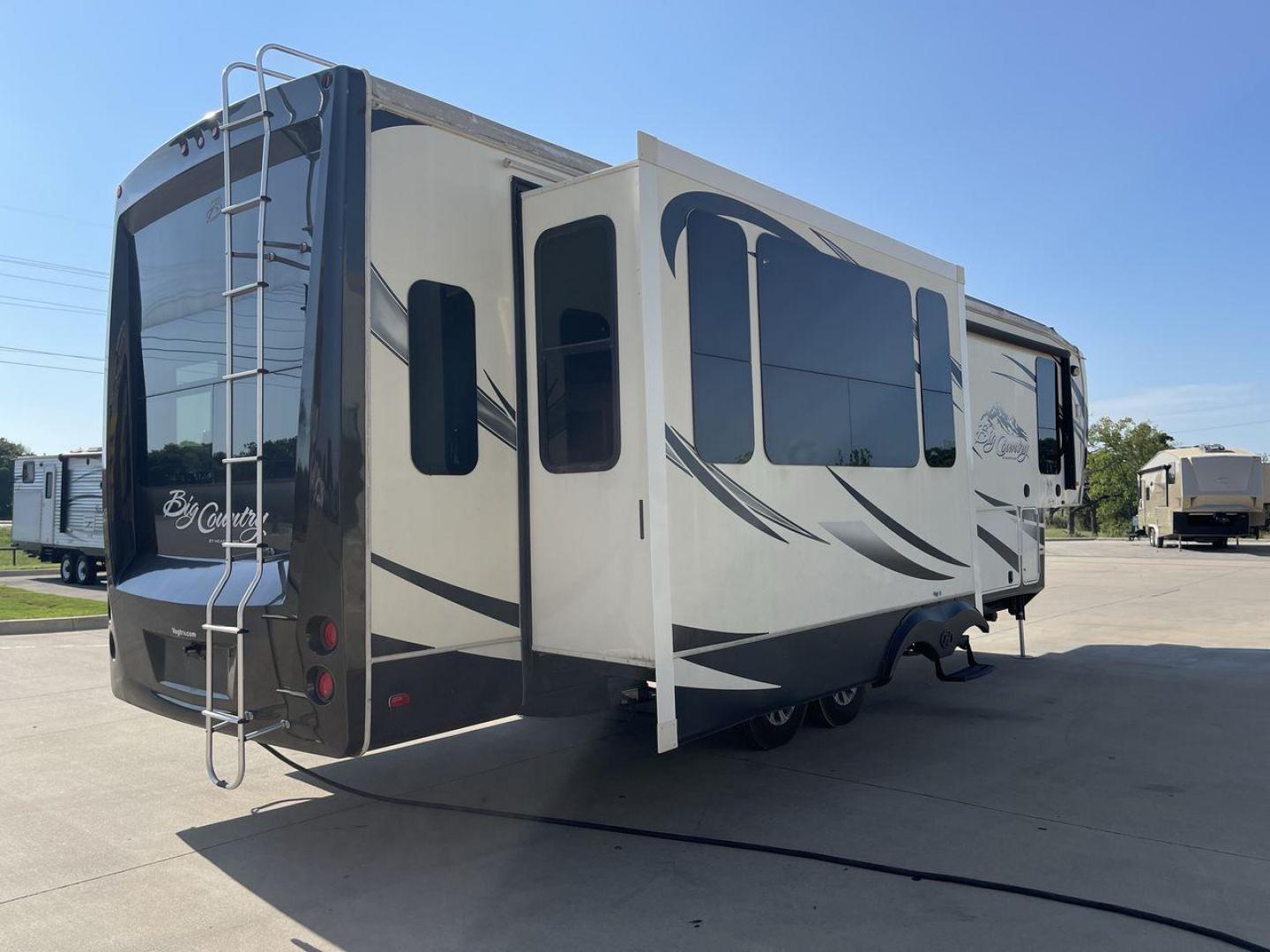 2015 HEARTLAND BIG COUNTRY 3150RL (5SFBG3622FE) , located at 4319 N Main Street, Cleburne, TX, 76033, (817) 221-0660, 32.435829, -97.384178 - Photo#24