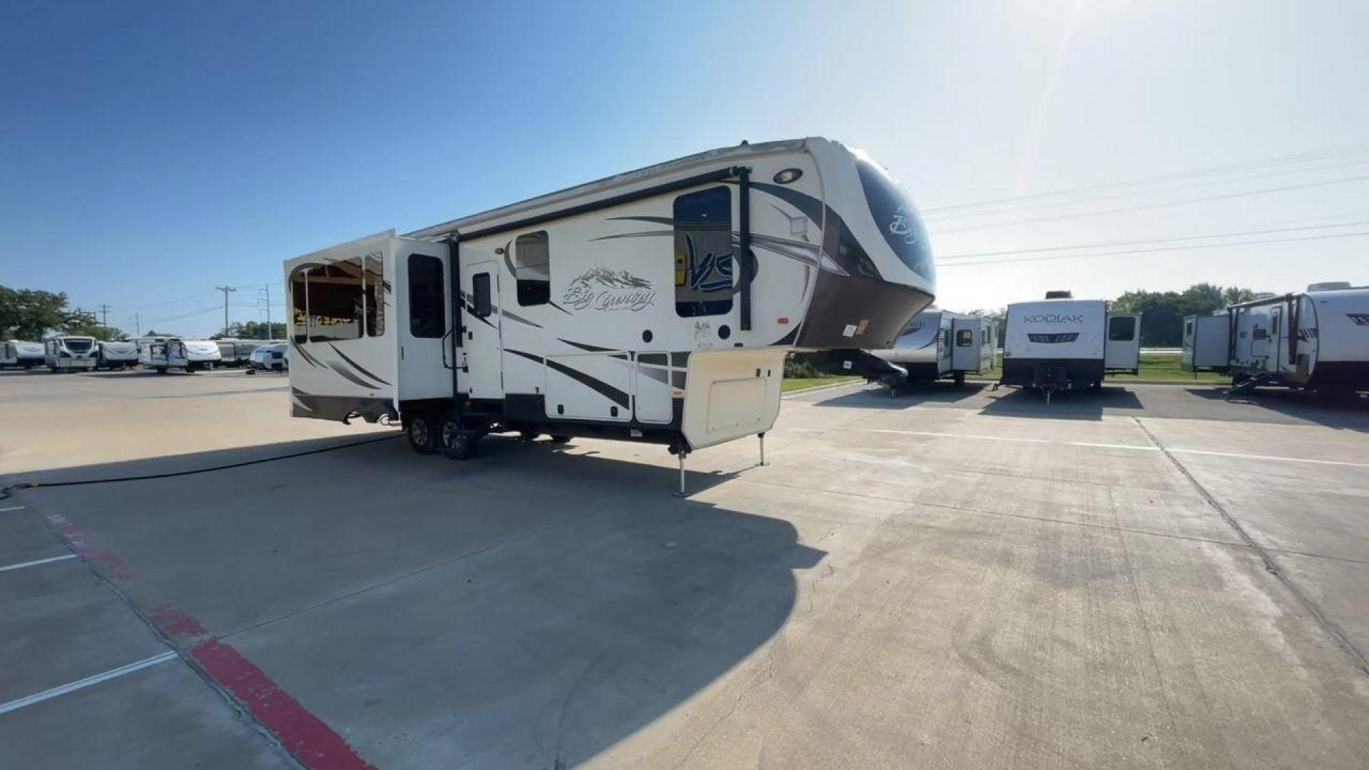 2015 HEARTLAND BIG COUNTRY 3150RL (5SFBG3622FE) , located at 4319 N Main Street, Cleburne, TX, 76033, (817) 221-0660, 32.435829, -97.384178 - Photo#3