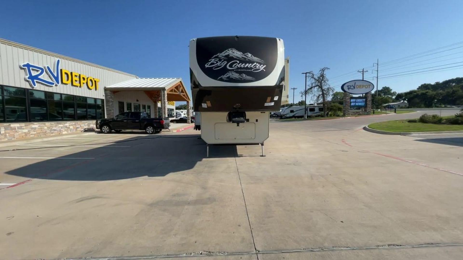 2015 HEARTLAND BIG COUNTRY 3150RL (5SFBG3622FE) , located at 4319 N Main Street, Cleburne, TX, 76033, (817) 221-0660, 32.435829, -97.384178 - Photo#4