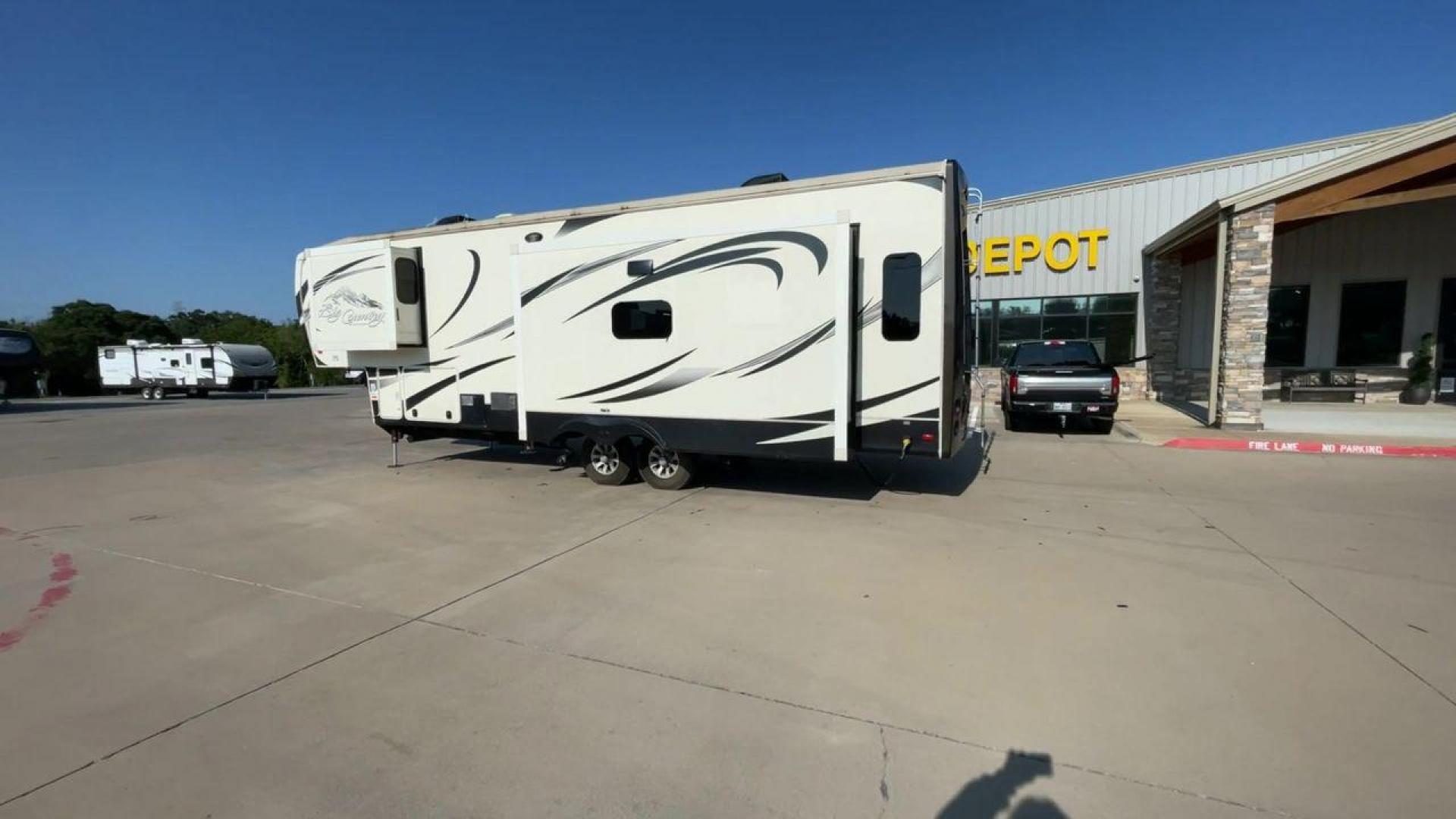 2015 HEARTLAND BIG COUNTRY 3150RL (5SFBG3622FE) , located at 4319 N Main Street, Cleburne, TX, 76033, (817) 221-0660, 32.435829, -97.384178 - Photo#7