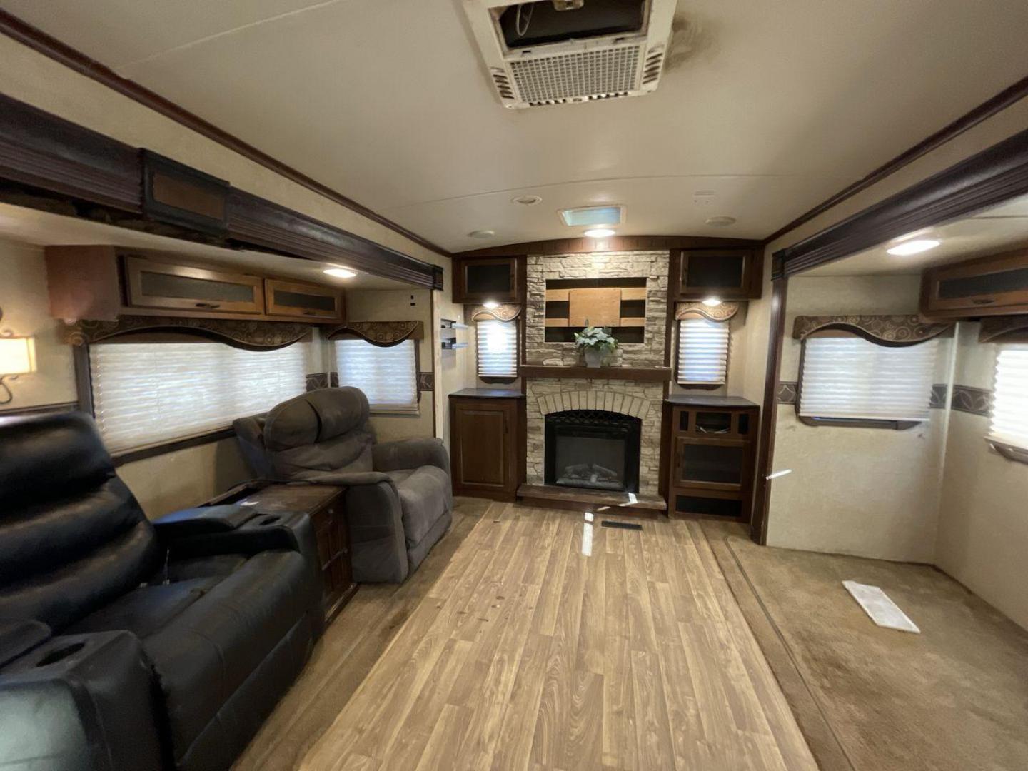 2015 BEIGE JAYCO EAGLE 338RETS - (1UJBJ0BU6F1) , Length: 39.2 ft. | Dry Weight: 8,710 lbs. | Gross Weight: 10,950 lbs. | Slides: 3 transmission, located at 4319 N Main Street, Cleburne, TX, 76033, (817) 221-0660, 32.435829, -97.384178 - This 2015 Jayco Eagle 338RETS travel trailer measures just under 40' in length. It is a dual axle, aluminum wheel setup with a GVWR of 10,950 lbs and has a carrying capacity of 2,240 lbs. With three slides, this travel trailer is open and spacious!Constructed with an aluminum body and featuring fibe - Photo#11