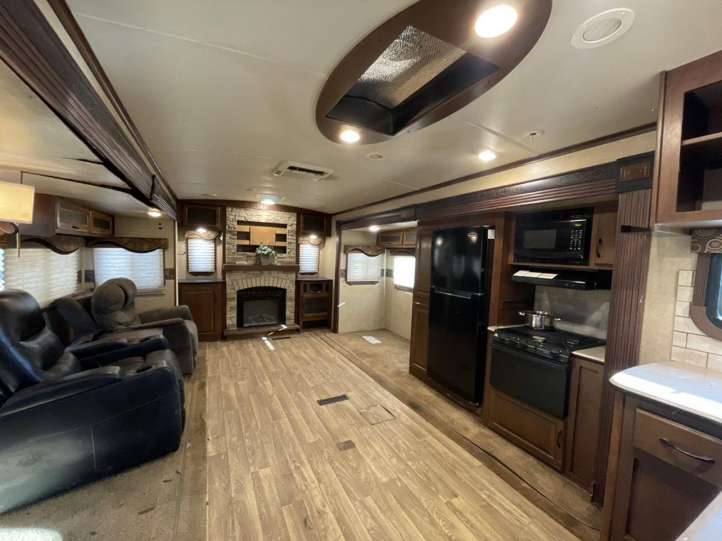 2015 BEIGE JAYCO EAGLE 338RETS - (1UJBJ0BU6F1) , Length: 39.2 ft. | Dry Weight: 8,710 lbs. | Gross Weight: 10,950 lbs. | Slides: 3 transmission, located at 4319 N Main Street, Cleburne, TX, 76033, (817) 221-0660, 32.435829, -97.384178 - This 2015 Jayco Eagle 338RETS travel trailer measures just under 40' in length. It is a dual axle, aluminum wheel setup with a GVWR of 10,950 lbs and has a carrying capacity of 2,240 lbs. With three slides, this travel trailer is open and spacious!Constructed with an aluminum body and featuring fibe - Photo#12