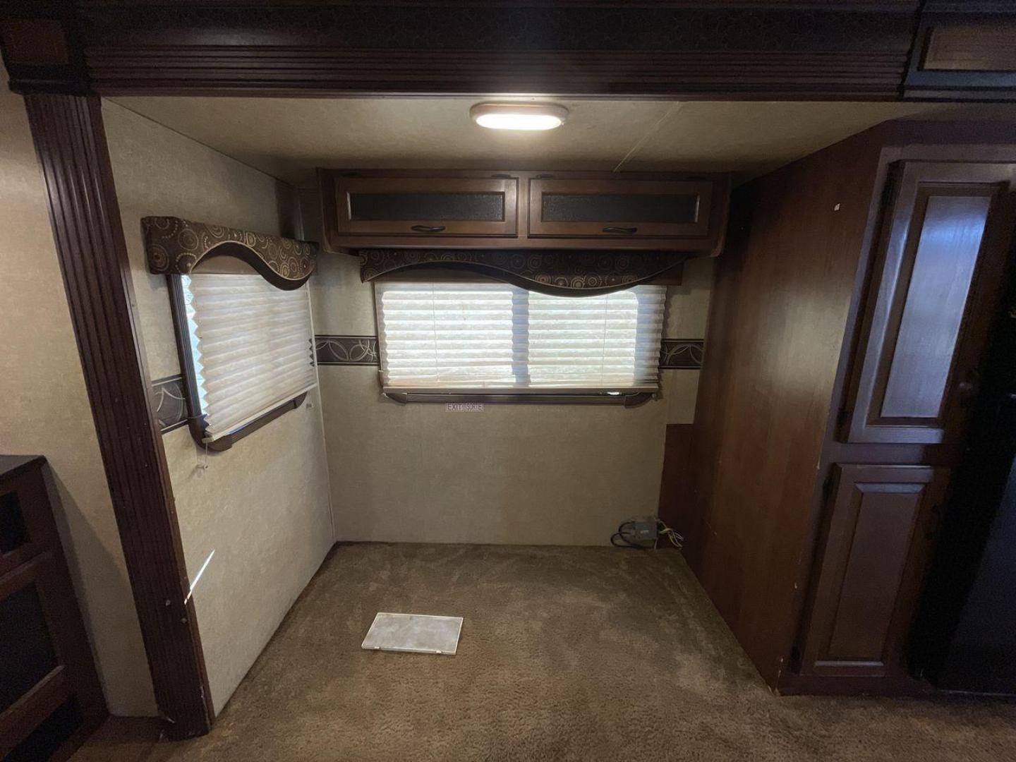 2015 BEIGE JAYCO EAGLE 338RETS - (1UJBJ0BU6F1) , Length: 39.2 ft. | Dry Weight: 8,710 lbs. | Gross Weight: 10,950 lbs. | Slides: 3 transmission, located at 4319 N Main Street, Cleburne, TX, 76033, (817) 221-0660, 32.435829, -97.384178 - This 2015 Jayco Eagle 338RETS travel trailer measures just under 40' in length. It is a dual axle, aluminum wheel setup with a GVWR of 10,950 lbs and has a carrying capacity of 2,240 lbs. With three slides, this travel trailer is open and spacious!Constructed with an aluminum body and featuring fibe - Photo#13