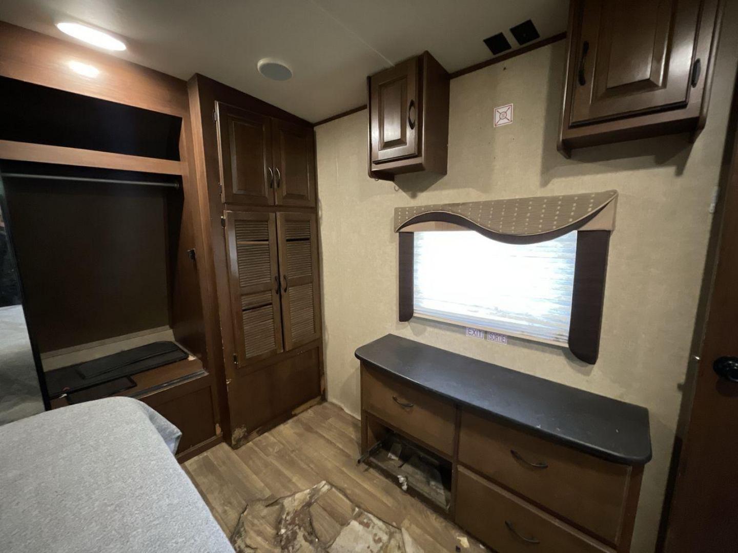 2015 BEIGE JAYCO EAGLE 338RETS - (1UJBJ0BU6F1) , Length: 39.2 ft. | Dry Weight: 8,710 lbs. | Gross Weight: 10,950 lbs. | Slides: 3 transmission, located at 4319 N Main Street, Cleburne, TX, 76033, (817) 221-0660, 32.435829, -97.384178 - This 2015 Jayco Eagle 338RETS travel trailer measures just under 40' in length. It is a dual axle, aluminum wheel setup with a GVWR of 10,950 lbs and has a carrying capacity of 2,240 lbs. With three slides, this travel trailer is open and spacious!Constructed with an aluminum body and featuring fibe - Photo#17