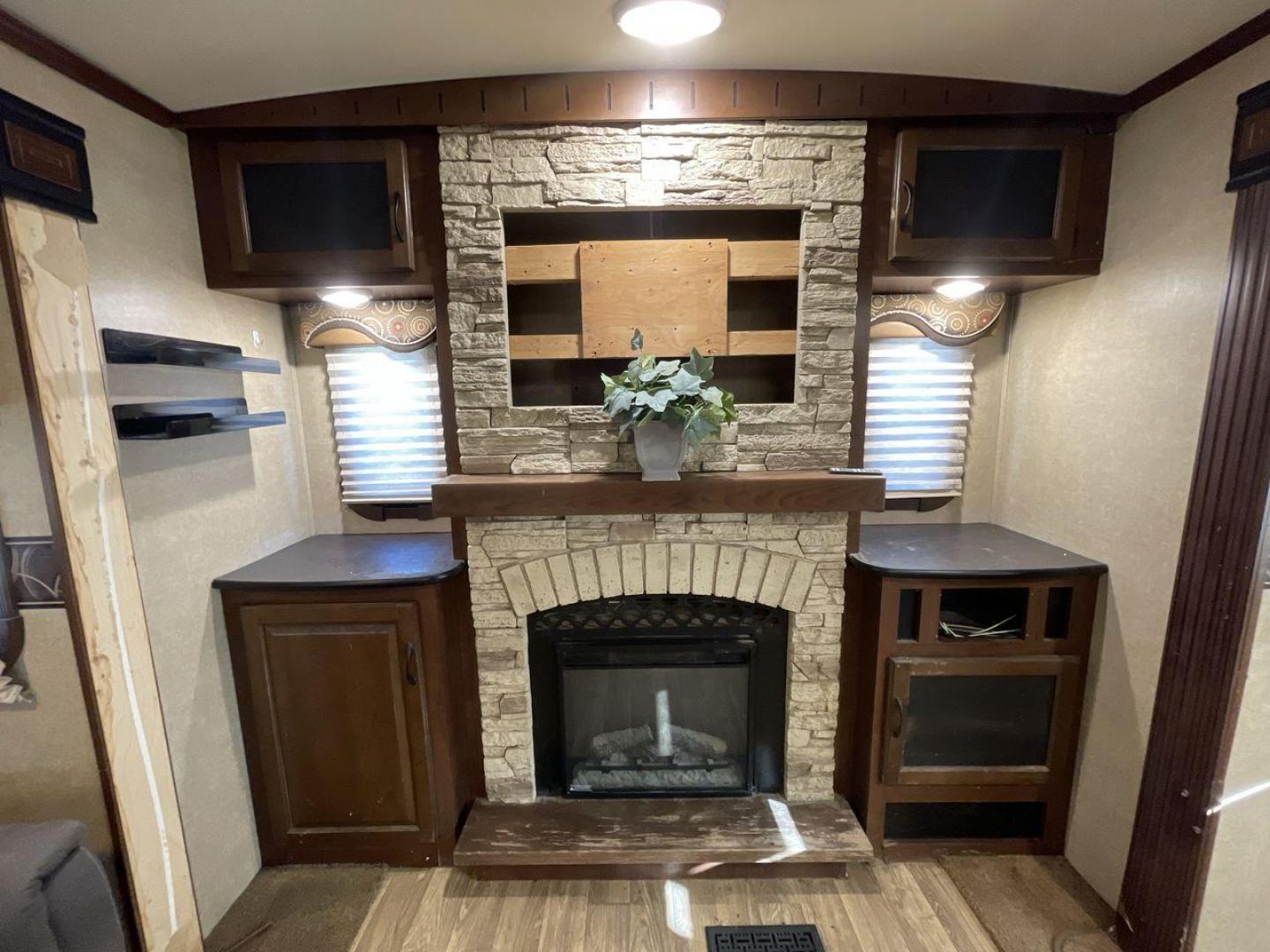 2015 BEIGE JAYCO EAGLE 338RETS - (1UJBJ0BU6F1) , Length: 39.2 ft. | Dry Weight: 8,710 lbs. | Gross Weight: 10,950 lbs. | Slides: 3 transmission, located at 4319 N Main Street, Cleburne, TX, 76033, (817) 221-0660, 32.435829, -97.384178 - This 2015 Jayco Eagle 338RETS travel trailer measures just under 40' in length. It is a dual axle, aluminum wheel setup with a GVWR of 10,950 lbs and has a carrying capacity of 2,240 lbs. With three slides, this travel trailer is open and spacious!Constructed with an aluminum body and featuring fibe - Photo#18