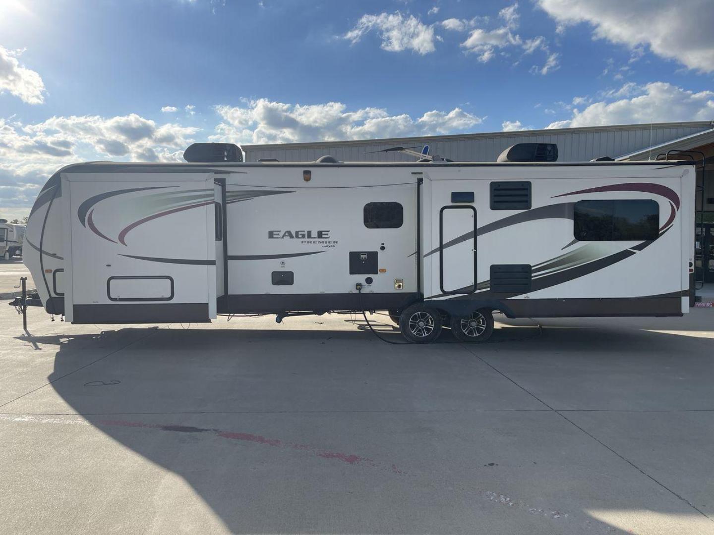 2015 BEIGE JAYCO EAGLE 338RETS - (1UJBJ0BU6F1) , Length: 39.2 ft. | Dry Weight: 8,710 lbs. | Gross Weight: 10,950 lbs. | Slides: 3 transmission, located at 4319 N Main Street, Cleburne, TX, 76033, (817) 221-0660, 32.435829, -97.384178 - This 2015 Jayco Eagle 338RETS travel trailer measures just under 40' in length. It is a dual axle, aluminum wheel setup with a GVWR of 10,950 lbs and has a carrying capacity of 2,240 lbs. With three slides, this travel trailer is open and spacious!Constructed with an aluminum body and featuring fibe - Photo#21