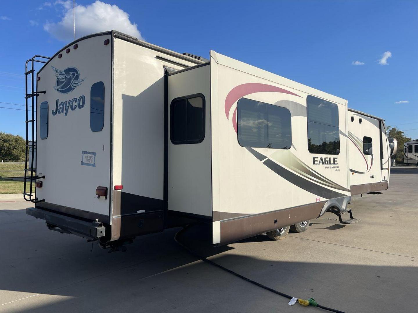 2015 BEIGE JAYCO EAGLE 338RETS - (1UJBJ0BU6F1) , Length: 39.2 ft. | Dry Weight: 8,710 lbs. | Gross Weight: 10,950 lbs. | Slides: 3 transmission, located at 4319 N Main Street, Cleburne, TX, 76033, (817) 221-0660, 32.435829, -97.384178 - This 2015 Jayco Eagle 338RETS travel trailer measures just under 40' in length. It is a dual axle, aluminum wheel setup with a GVWR of 10,950 lbs and has a carrying capacity of 2,240 lbs. With three slides, this travel trailer is open and spacious!Constructed with an aluminum body and featuring fibe - Photo#22