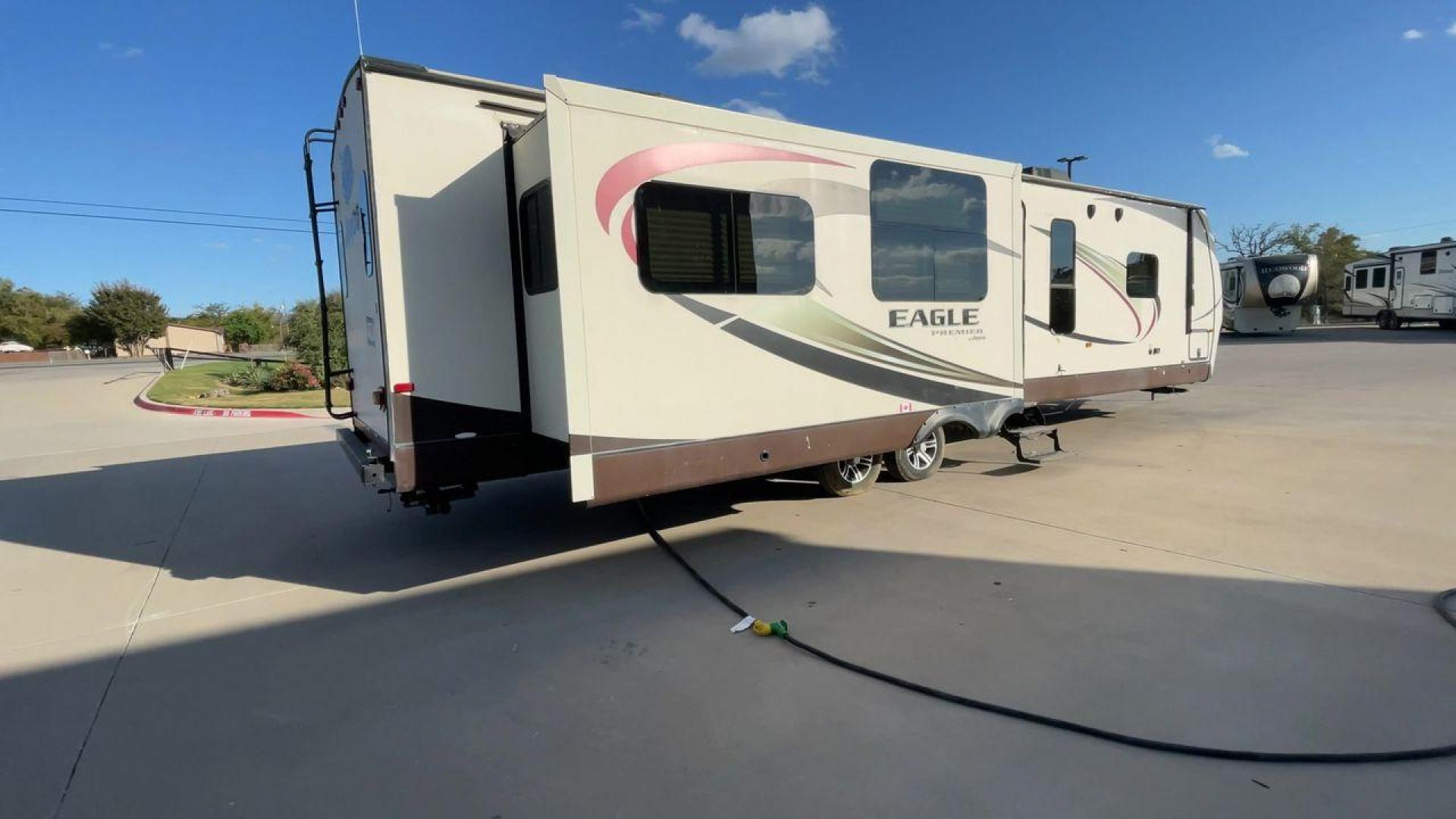 2015 BEIGE JAYCO EAGLE 338RETS - (1UJBJ0BU6F1) , Length: 39.2 ft. | Dry Weight: 8,710 lbs. | Gross Weight: 10,950 lbs. | Slides: 3 transmission, located at 4319 N Main Street, Cleburne, TX, 76033, (817) 221-0660, 32.435829, -97.384178 - This 2015 Jayco Eagle 338RETS travel trailer measures just under 40' in length. It is a dual axle, aluminum wheel setup with a GVWR of 10,950 lbs and has a carrying capacity of 2,240 lbs. With three slides, this travel trailer is open and spacious!Constructed with an aluminum body and featuring fibe - Photo#1