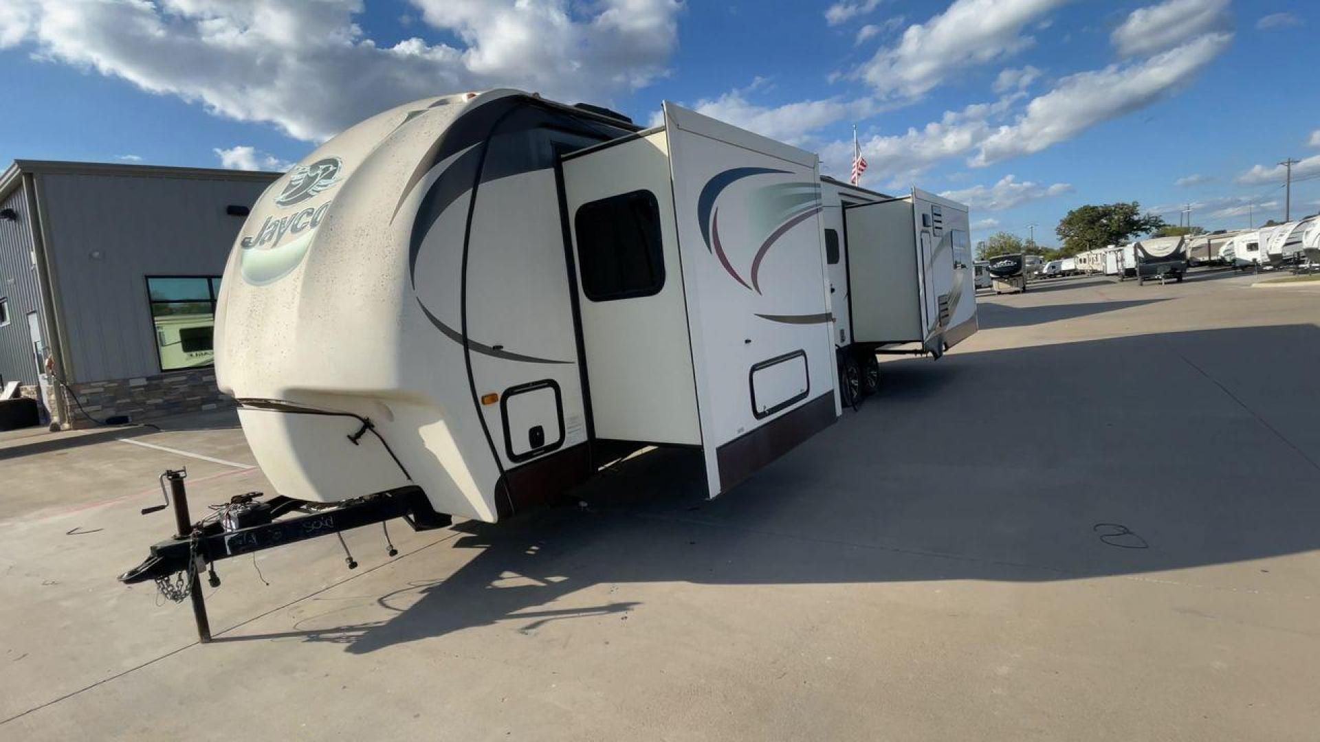 2015 BEIGE JAYCO EAGLE 338RETS - (1UJBJ0BU6F1) , Length: 39.2 ft. | Dry Weight: 8,710 lbs. | Gross Weight: 10,950 lbs. | Slides: 3 transmission, located at 4319 N Main Street, Cleburne, TX, 76033, (817) 221-0660, 32.435829, -97.384178 - This 2015 Jayco Eagle 338RETS travel trailer measures just under 40' in length. It is a dual axle, aluminum wheel setup with a GVWR of 10,950 lbs and has a carrying capacity of 2,240 lbs. With three slides, this travel trailer is open and spacious!Constructed with an aluminum body and featuring fibe - Photo#5