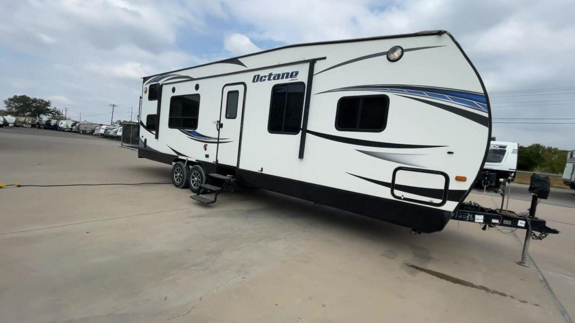 2015 JAYCO OCTANE 31B (1UJBJSBR8F1) , Length: 33.58 ft. | Dry Weight: 6,805 lbs. | Gross Weight: 11,950 lbs. | Slides: 0 transmission, located at 4319 N Main Street, Cleburne, TX, 76033, (817) 221-0660, 32.435829, -97.384178 - Photo#3