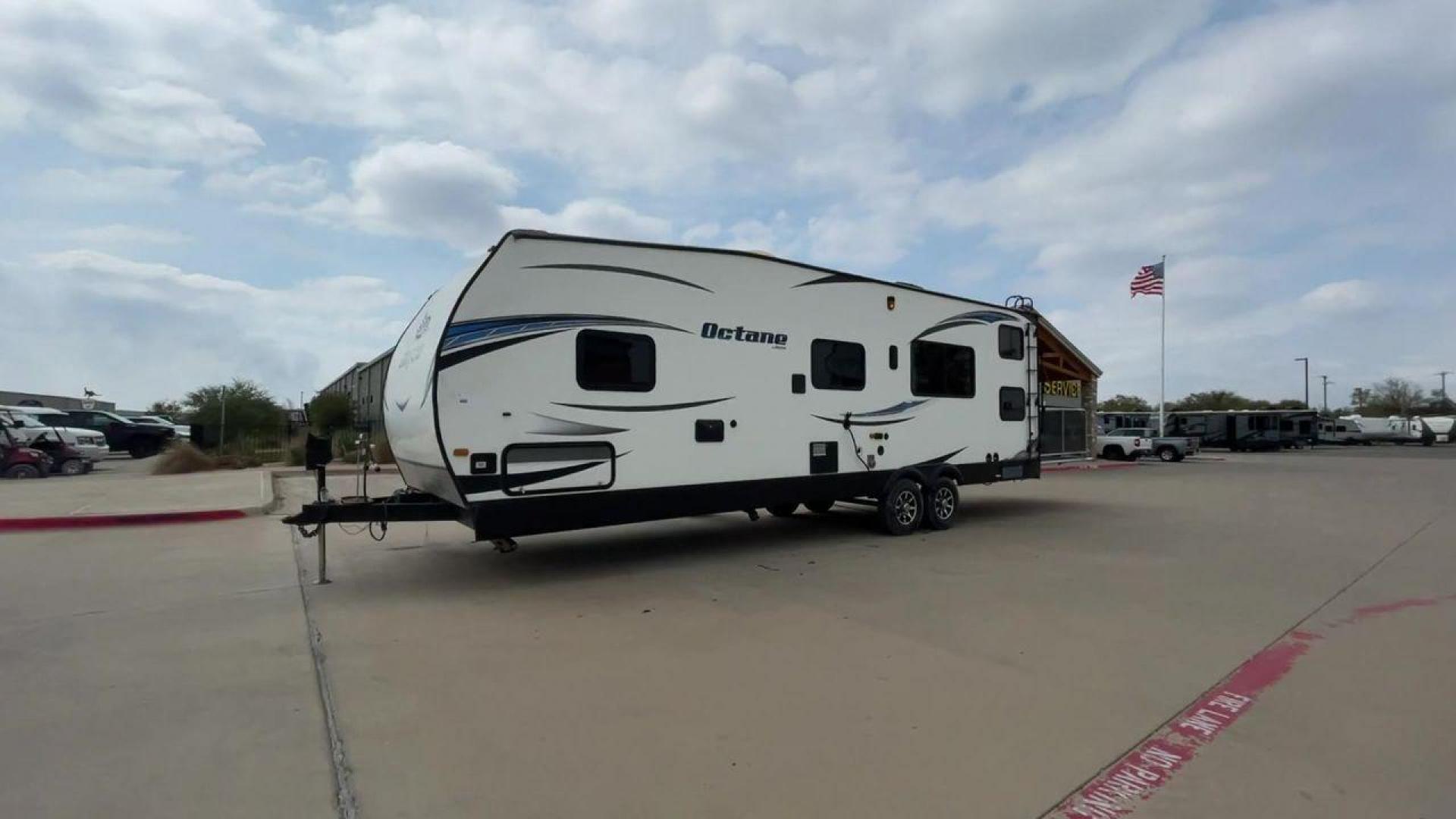 2015 JAYCO OCTANE 31B (1UJBJSBR8F1) , Length: 33.58 ft. | Dry Weight: 6,805 lbs. | Gross Weight: 11,950 lbs. | Slides: 0 transmission, located at 4319 N Main Street, Cleburne, TX, 76033, (817) 221-0660, 32.435829, -97.384178 - Photo#5