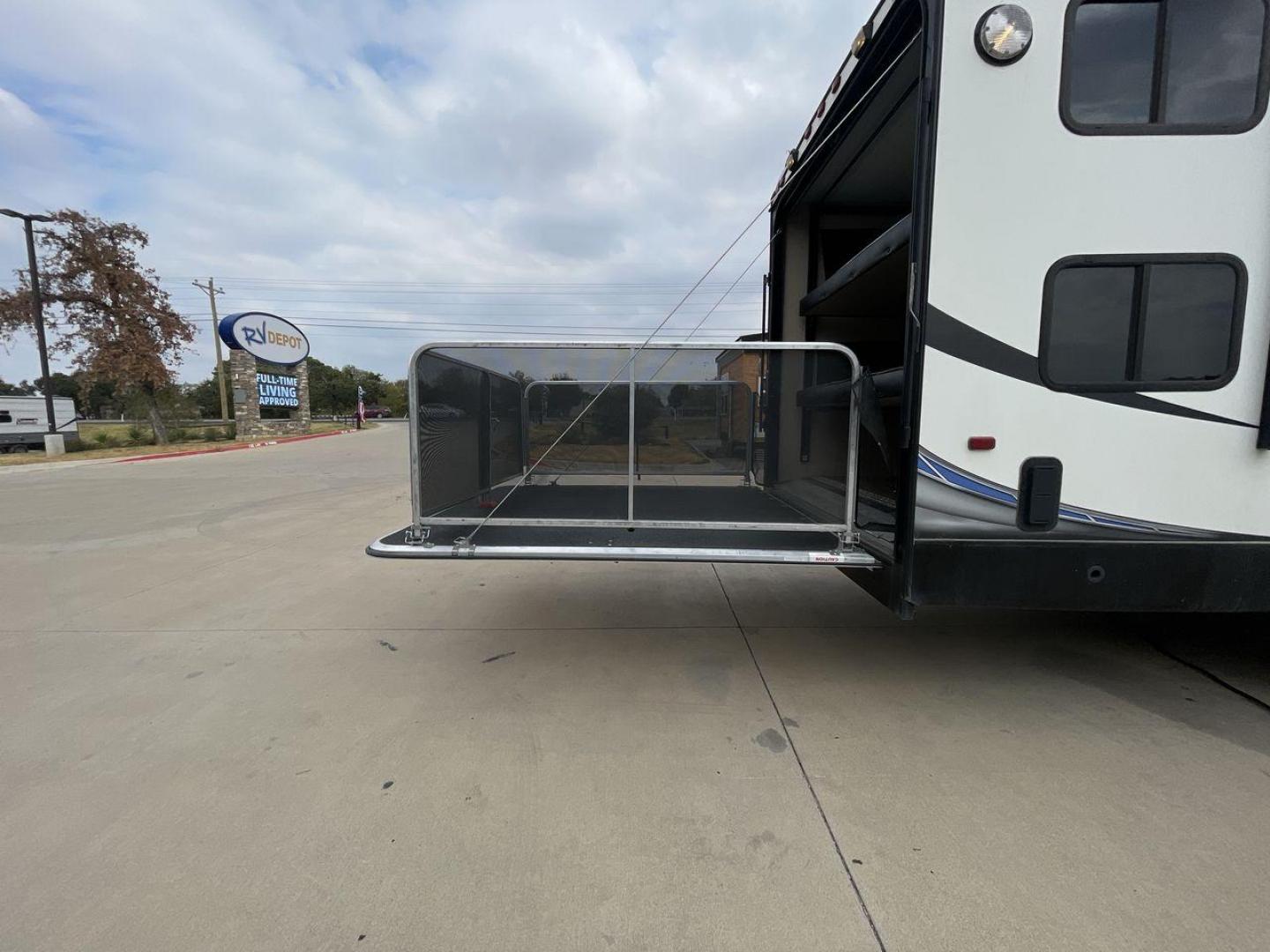 2015 JAYCO OCTANE 31B (1UJBJSBR8F1) , Length: 33.58 ft. | Dry Weight: 6,805 lbs. | Gross Weight: 11,950 lbs. | Slides: 0 transmission, located at 4319 N Main Street, Cleburne, TX, 76033, (817) 221-0660, 32.435829, -97.384178 - Photo#20