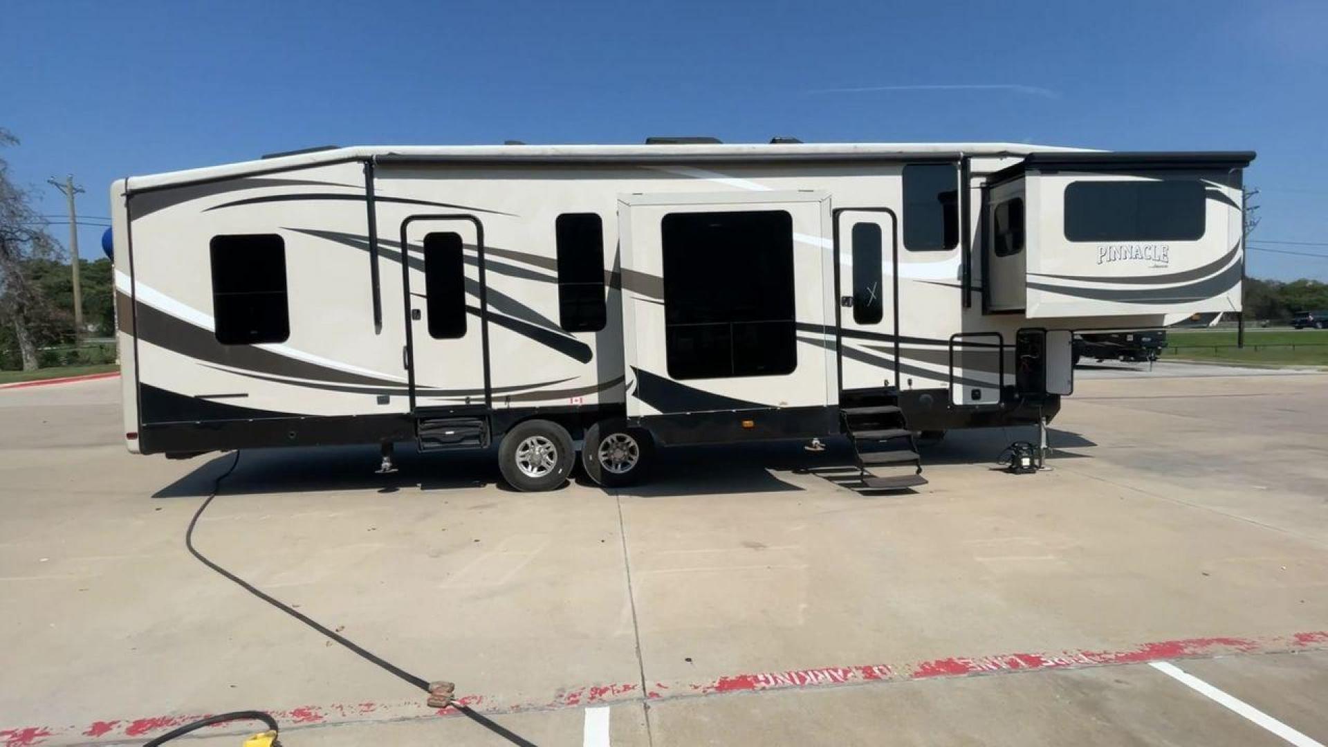 2015 JAYCO PINNACLE 38FLSA (1UJCJ0BV9F1) , located at 4319 N Main Street, Cleburne, TX, 76033, (817) 221-0660, 32.435829, -97.384178 - Photo#2