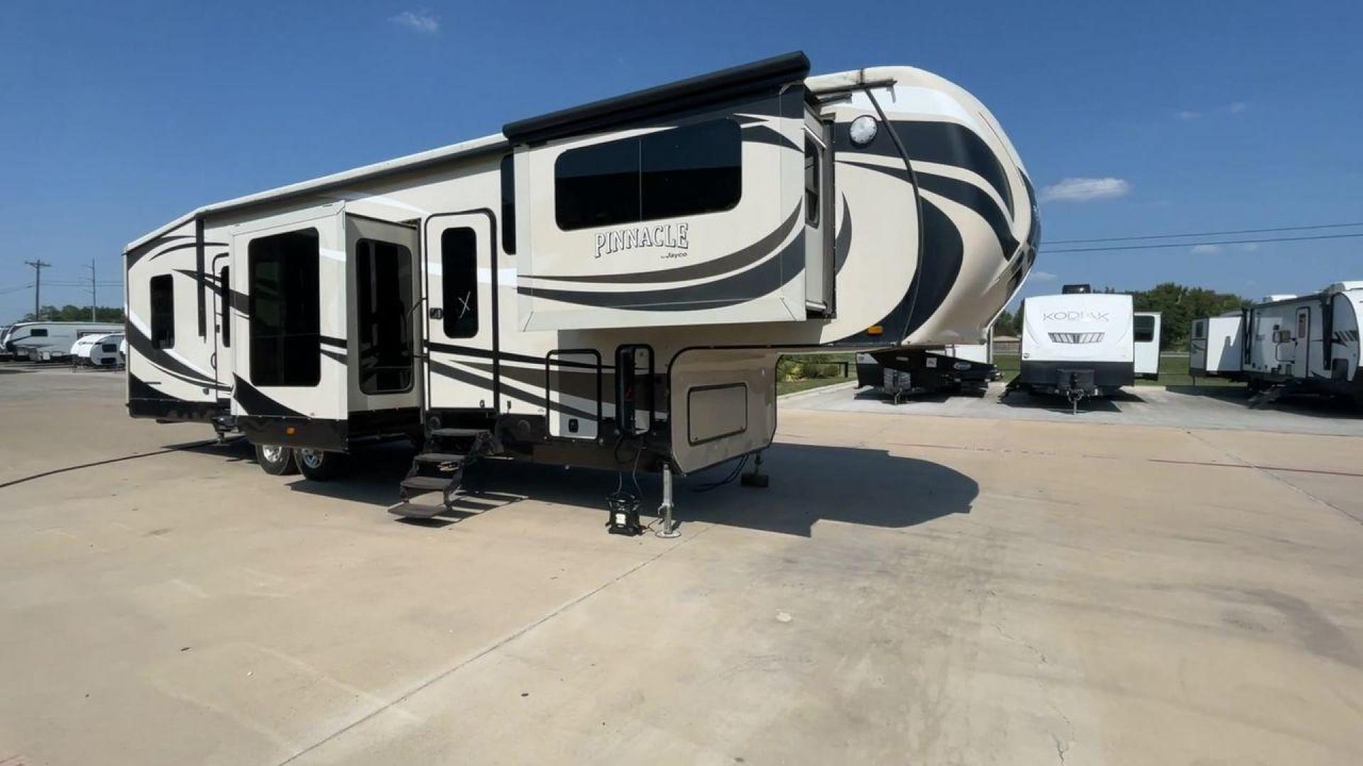 2015 JAYCO PINNACLE 38FLSA (1UJCJ0BV9F1) , located at 4319 N Main Street, Cleburne, TX, 76033, (817) 221-0660, 32.435829, -97.384178 - Photo#3