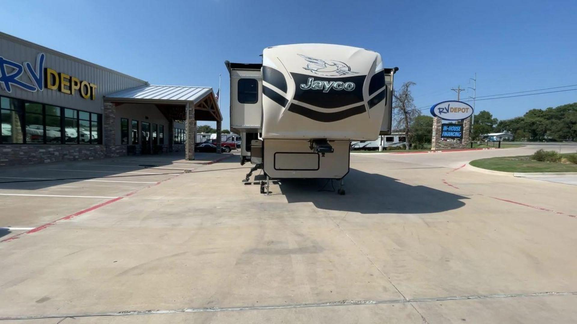 2015 JAYCO PINNACLE 38FLSA (1UJCJ0BV9F1) , located at 4319 N Main Street, Cleburne, TX, 76033, (817) 221-0660, 32.435829, -97.384178 - Photo#4