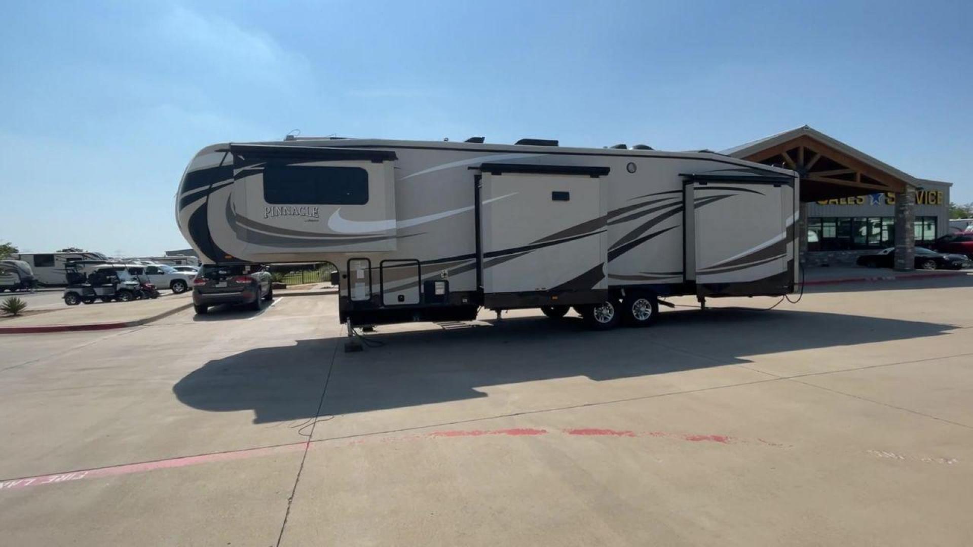 2015 JAYCO PINNACLE 38FLSA (1UJCJ0BV9F1) , located at 4319 N Main Street, Cleburne, TX, 76033, (817) 221-0660, 32.435829, -97.384178 - Photo#6