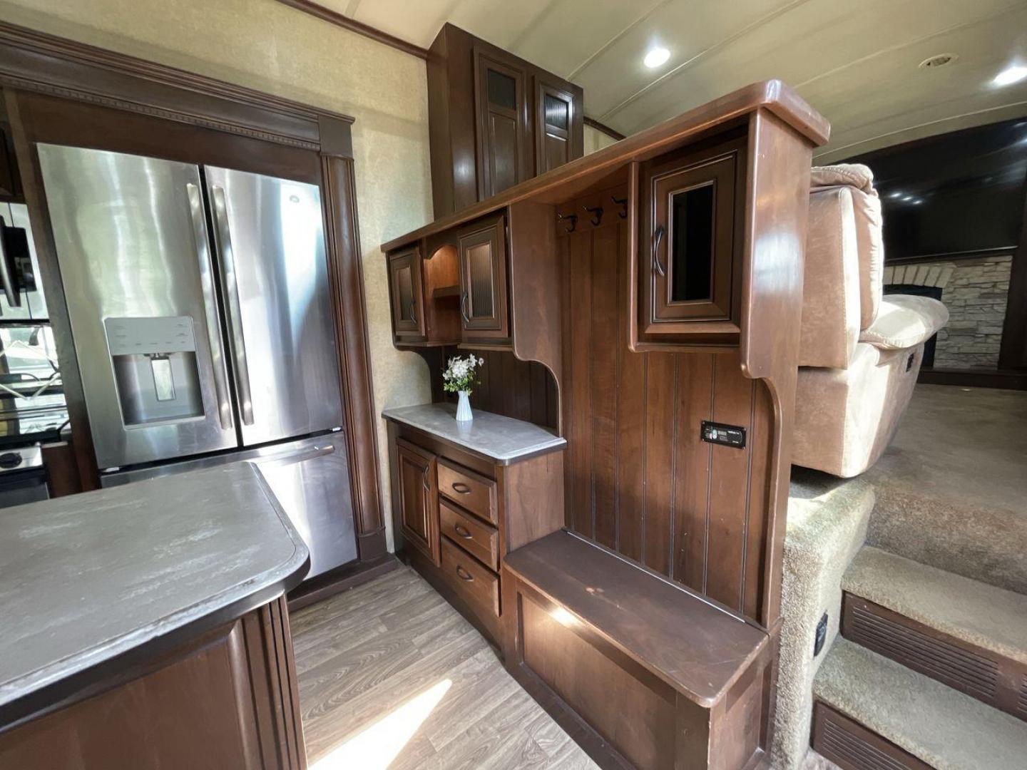 2015 JAYCO PINNACLE 38FLSA (1UJCJ0BV9F1) , located at 4319 N Main Street, Cleburne, TX, 76033, (817) 221-0660, 32.435829, -97.384178 - Photo#16