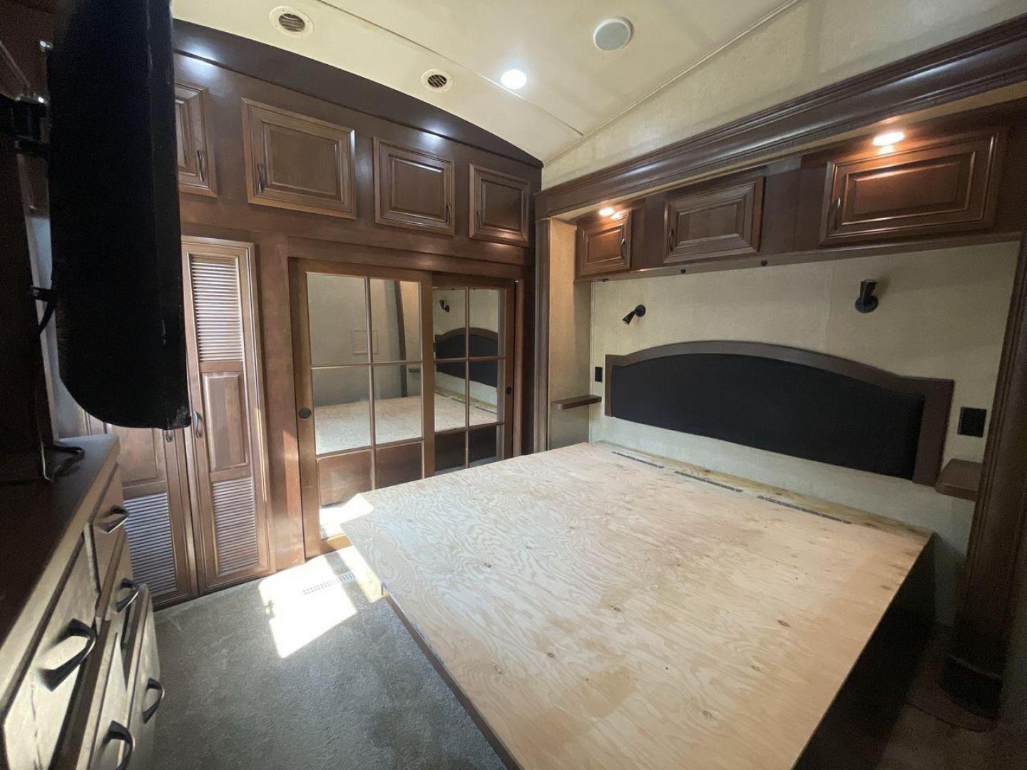 2015 JAYCO PINNACLE 38FLSA (1UJCJ0BV9F1) , located at 4319 N Main Street, Cleburne, TX, 76033, (817) 221-0660, 32.435829, -97.384178 - Photo#17