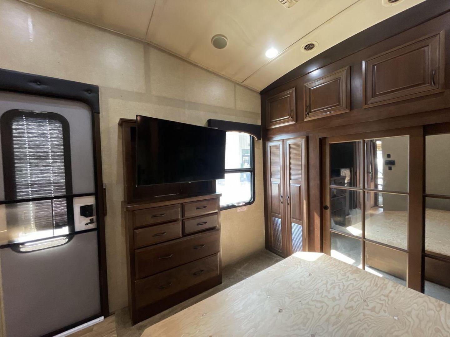 2015 JAYCO PINNACLE 38FLSA (1UJCJ0BV9F1) , located at 4319 N Main Street, Cleburne, TX, 76033, (817) 221-0660, 32.435829, -97.384178 - Photo#18