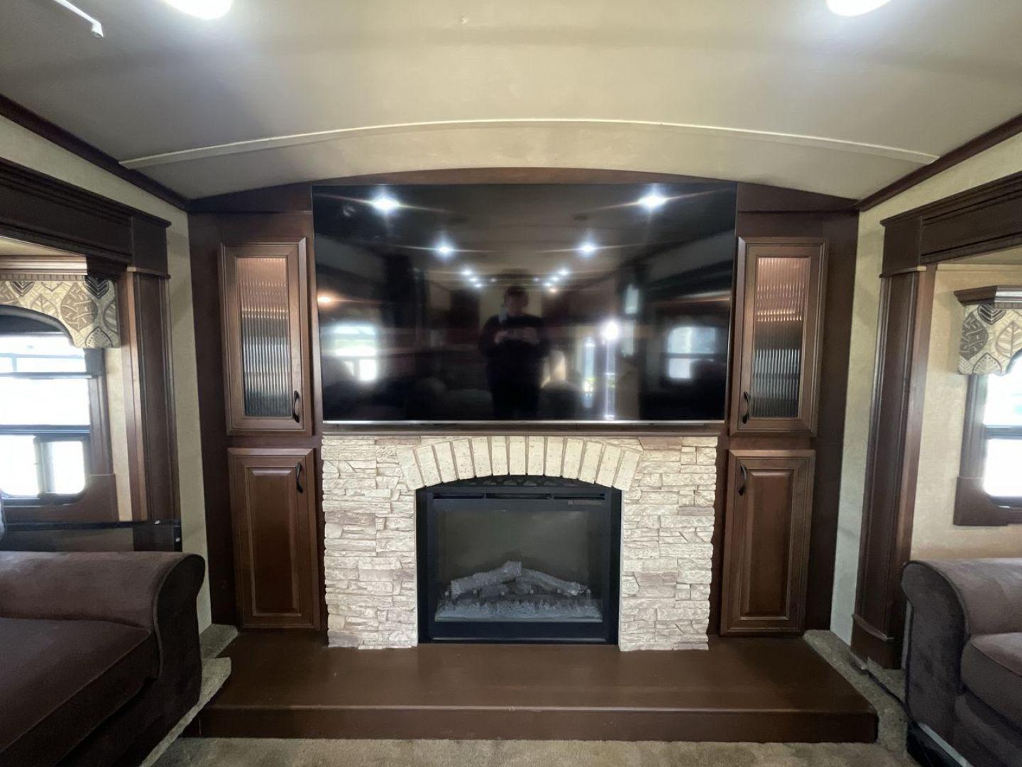 2015 JAYCO PINNACLE 38FLSA (1UJCJ0BV9F1) , located at 4319 N Main Street, Cleburne, TX, 76033, (817) 221-0660, 32.435829, -97.384178 - Photo#20