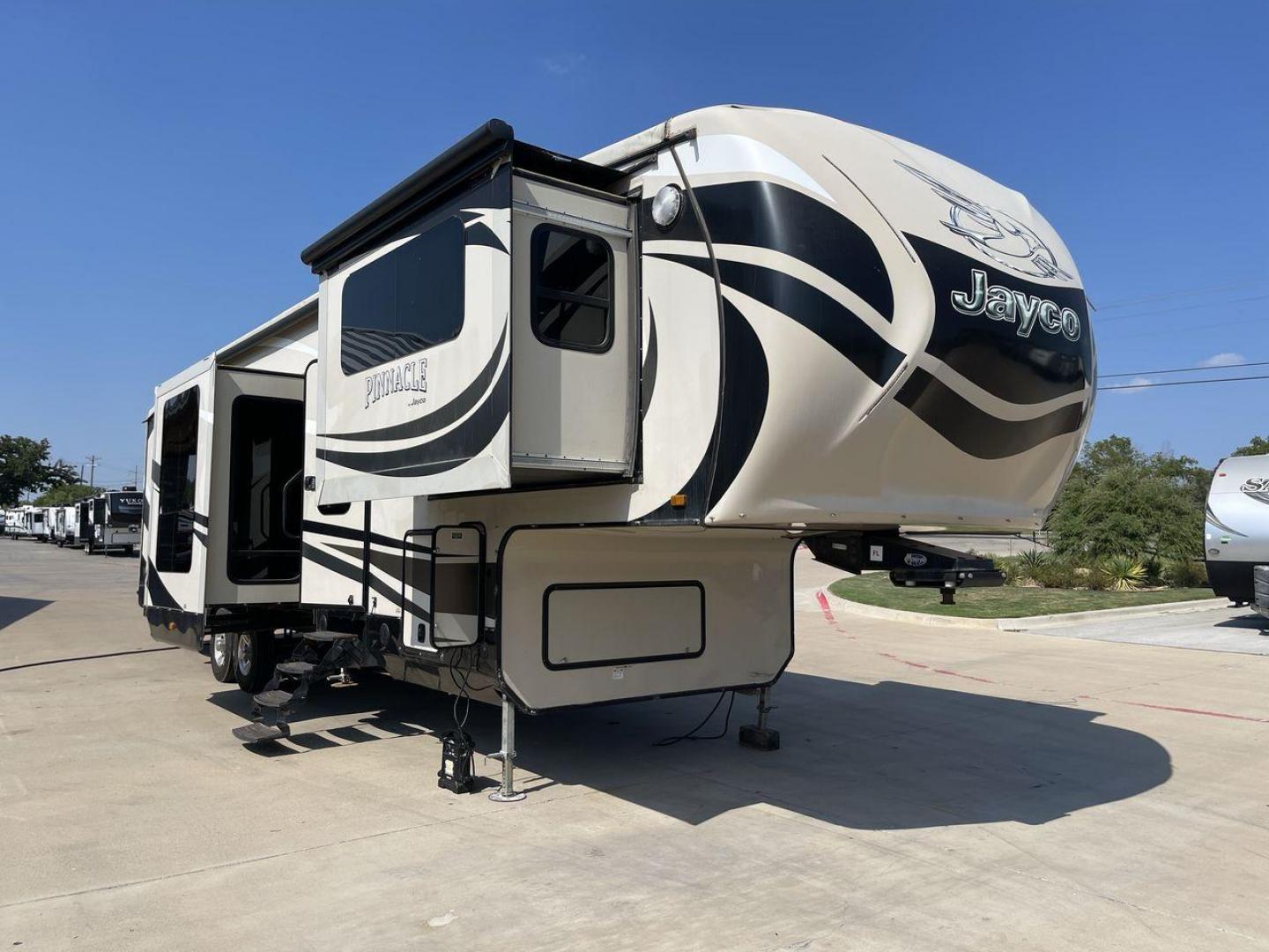 2015 JAYCO PINNACLE 38FLSA (1UJCJ0BV9F1) , located at 4319 N Main Street, Cleburne, TX, 76033, (817) 221-0660, 32.435829, -97.384178 - Photo#23