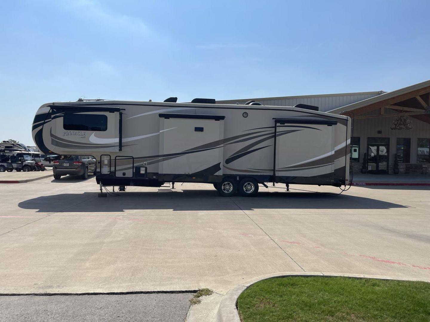 2015 JAYCO PINNACLE 38FLSA (1UJCJ0BV9F1) , located at 4319 N Main Street, Cleburne, TX, 76033, (817) 221-0660, 32.435829, -97.384178 - Photo#24