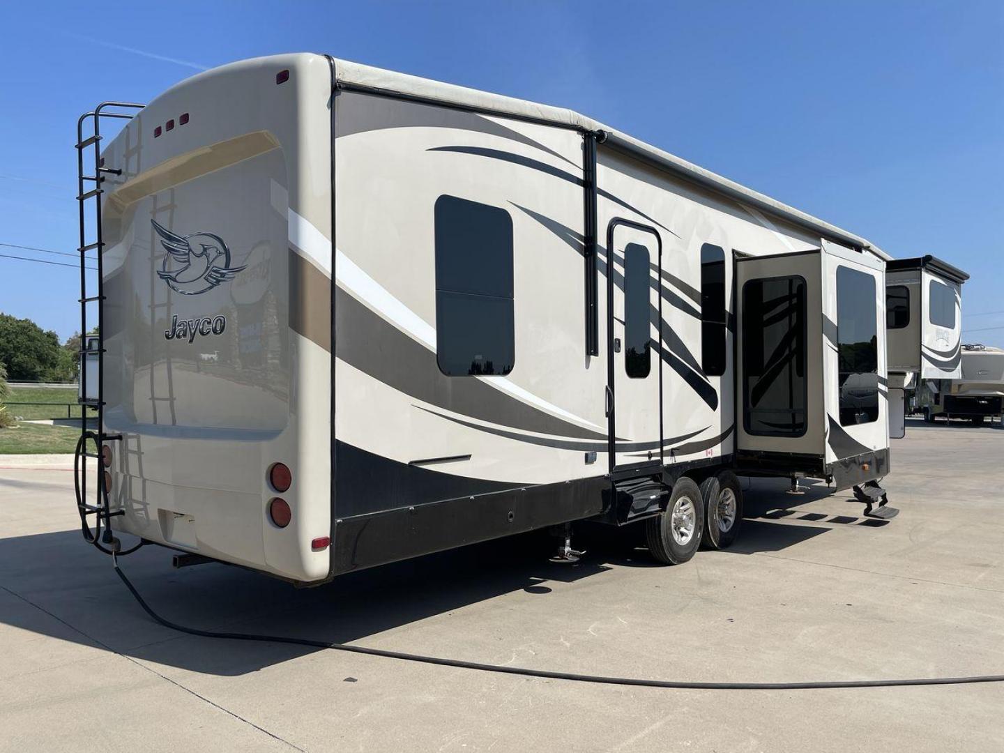 2015 JAYCO PINNACLE 38FLSA (1UJCJ0BV9F1) , located at 4319 N Main Street, Cleburne, TX, 76033, (817) 221-0660, 32.435829, -97.384178 - Photo#25