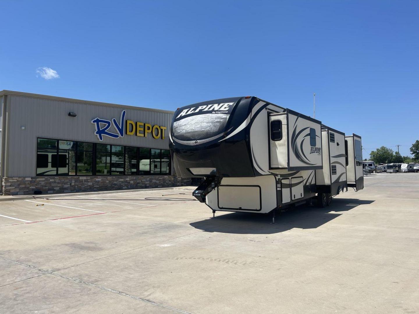 2015 WHITE KEYSTONE ALPINE 3535RE (4YDF35320FE) , Length: 39.08 ft. | Dry Weight: 12,416 lbs. | Gross Weight: 15,500 lbs. | Slides: 4 transmission, located at 4319 N Main Street, Cleburne, TX, 76033, (817) 221-0660, 32.435829, -97.384178 - Improve your RV experience with the 2015 Keystone Alpine 3535RE, a high-end fifth wheel that embodies ease and style. This model, which is an impressive 39.08 feet long, was carefully made for discerning travelers who want a perfect mix of style and usefulness. Because it is made of an aluminum body - Photo#0