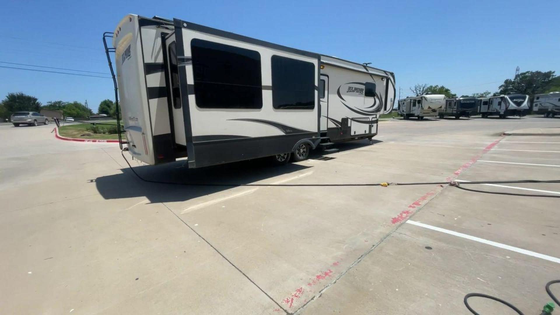 2015 WHITE KEYSTONE ALPINE 3535RE (4YDF35320FE) , Length: 39.08 ft. | Dry Weight: 12,416 lbs. | Gross Weight: 15,500 lbs. | Slides: 4 transmission, located at 4319 N Main Street, Cleburne, TX, 76033, (817) 221-0660, 32.435829, -97.384178 - Improve your RV experience with the 2015 Keystone Alpine 3535RE, a high-end fifth wheel that embodies ease and style. This model, which is an impressive 39.08 feet long, was carefully made for discerning travelers who want a perfect mix of style and usefulness. Because it is made of an aluminum body - Photo#1