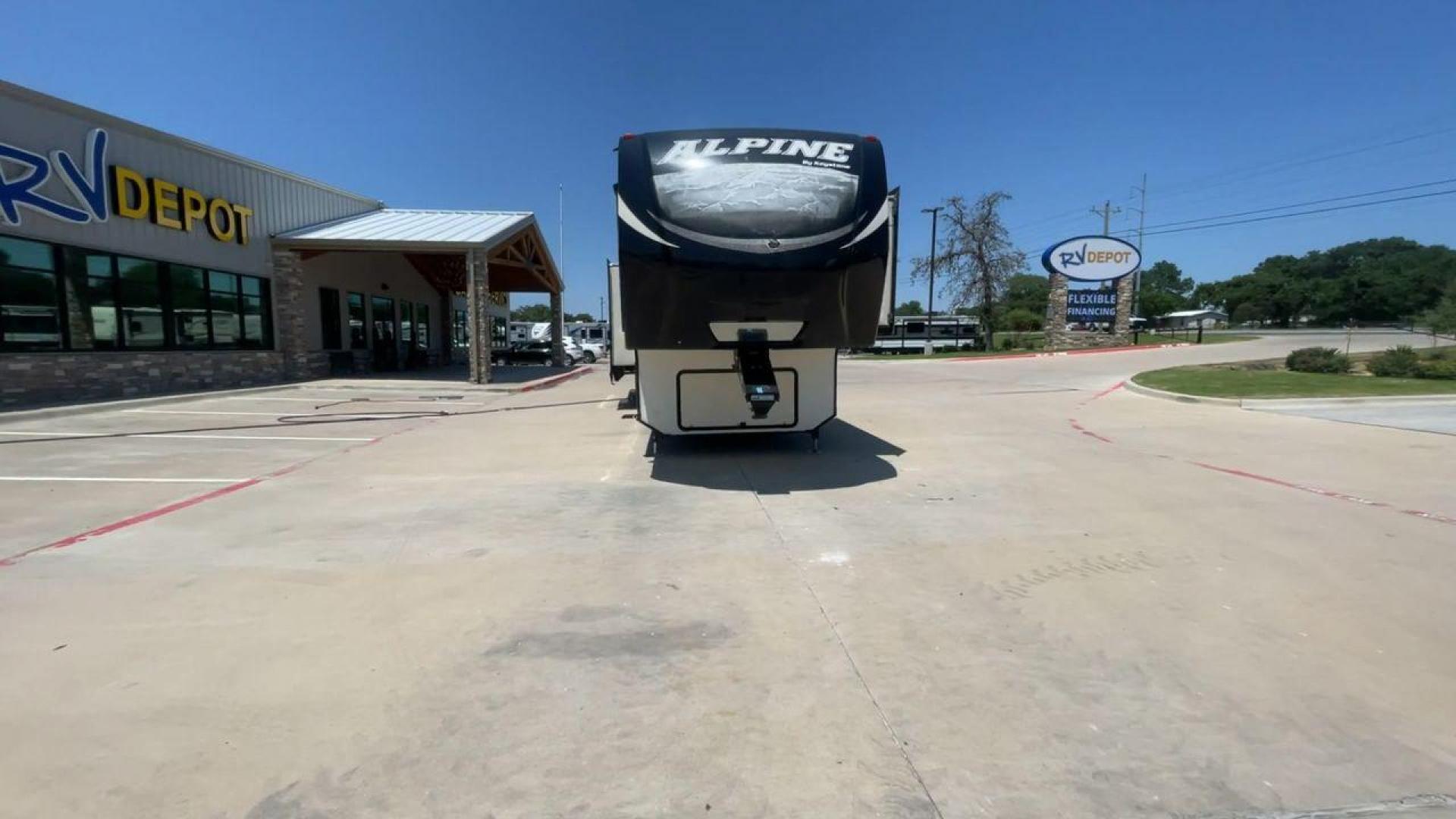 2015 WHITE KEYSTONE ALPINE 3535RE (4YDF35320FE) , Length: 39.08 ft. | Dry Weight: 12,416 lbs. | Gross Weight: 15,500 lbs. | Slides: 4 transmission, located at 4319 N Main Street, Cleburne, TX, 76033, (817) 221-0660, 32.435829, -97.384178 - Improve your RV experience with the 2015 Keystone Alpine 3535RE, a high-end fifth wheel that embodies ease and style. This model, which is an impressive 39.08 feet long, was carefully made for discerning travelers who want a perfect mix of style and usefulness. Because it is made of an aluminum body - Photo#4