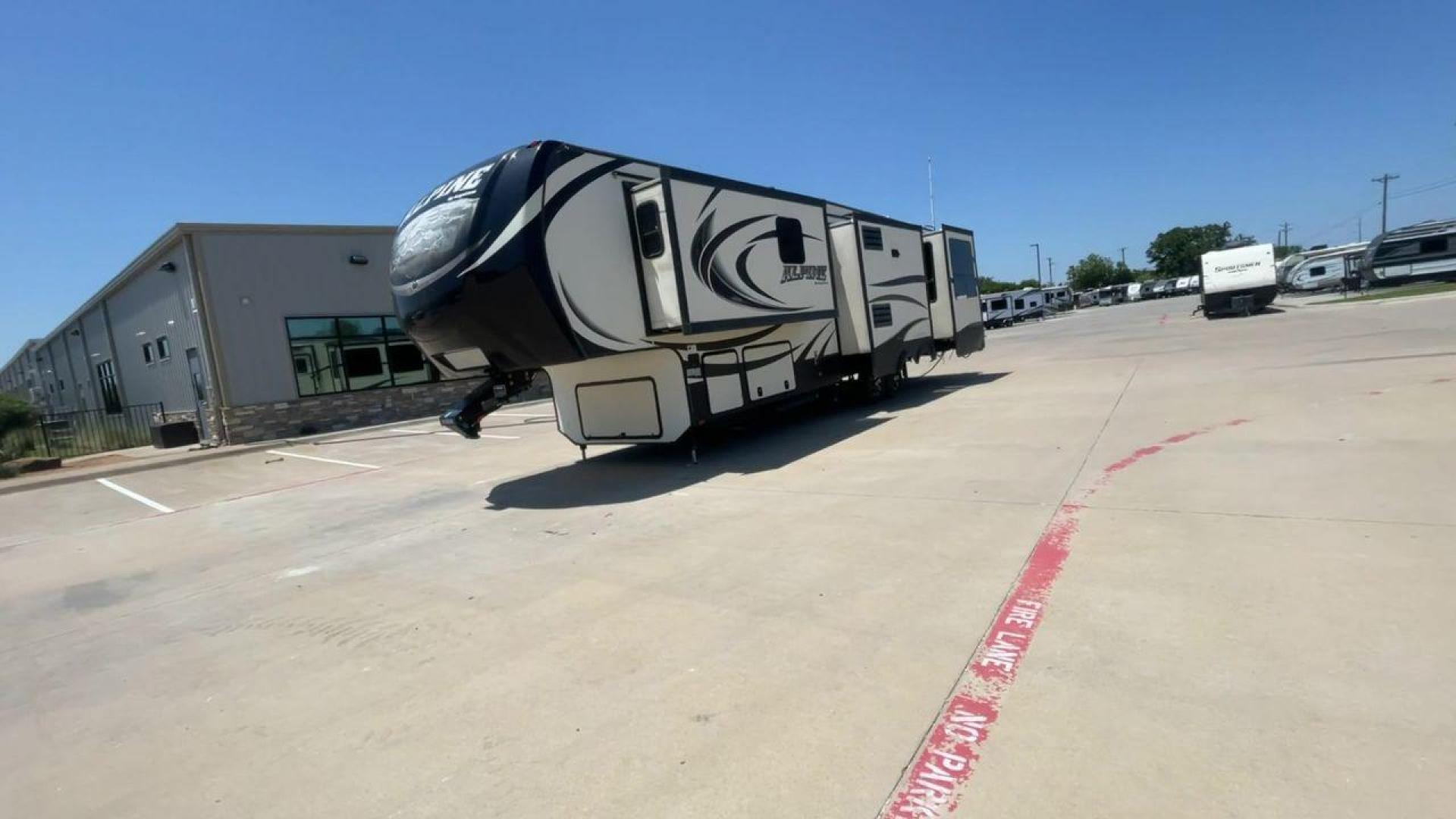 2015 WHITE KEYSTONE ALPINE 3535RE (4YDF35320FE) , Length: 39.08 ft. | Dry Weight: 12,416 lbs. | Gross Weight: 15,500 lbs. | Slides: 4 transmission, located at 4319 N Main Street, Cleburne, TX, 76033, (817) 221-0660, 32.435829, -97.384178 - Improve your RV experience with the 2015 Keystone Alpine 3535RE, a high-end fifth wheel that embodies ease and style. This model, which is an impressive 39.08 feet long, was carefully made for discerning travelers who want a perfect mix of style and usefulness. Because it is made of an aluminum body - Photo#5