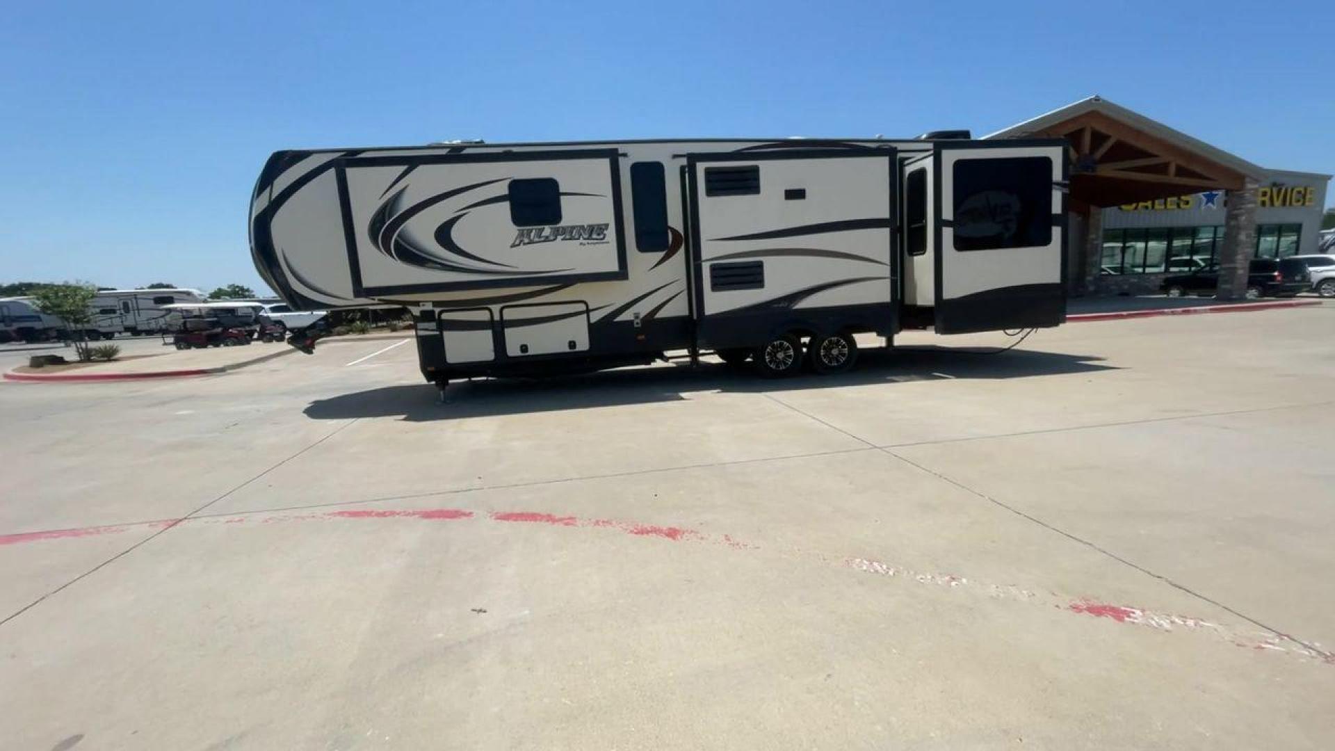 2015 WHITE KEYSTONE ALPINE 3535RE (4YDF35320FE) , Length: 39.08 ft. | Dry Weight: 12,416 lbs. | Gross Weight: 15,500 lbs. | Slides: 4 transmission, located at 4319 N Main Street, Cleburne, TX, 76033, (817) 221-0660, 32.435829, -97.384178 - Improve your RV experience with the 2015 Keystone Alpine 3535RE, a high-end fifth wheel that embodies ease and style. This model, which is an impressive 39.08 feet long, was carefully made for discerning travelers who want a perfect mix of style and usefulness. Because it is made of an aluminum body - Photo#6