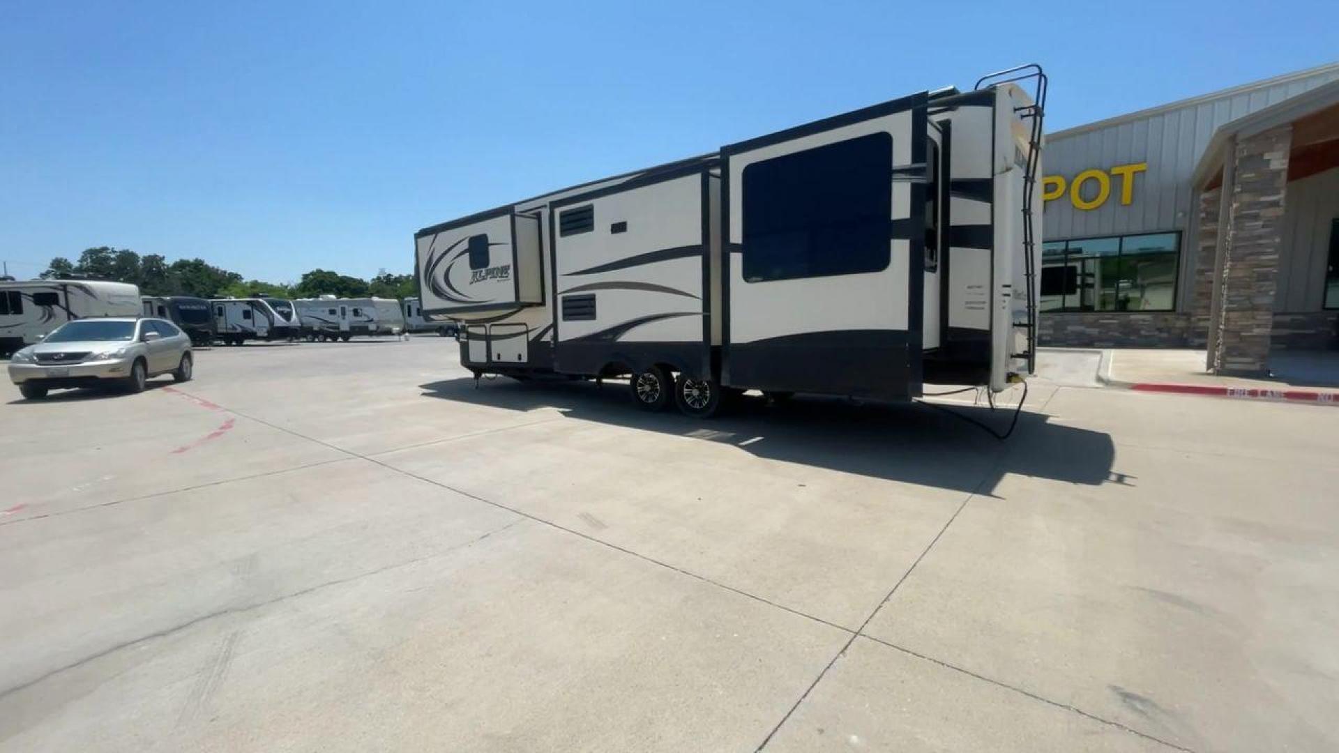 2015 WHITE KEYSTONE ALPINE 3535RE (4YDF35320FE) , Length: 39.08 ft. | Dry Weight: 12,416 lbs. | Gross Weight: 15,500 lbs. | Slides: 4 transmission, located at 4319 N Main Street, Cleburne, TX, 76033, (817) 221-0660, 32.435829, -97.384178 - Improve your RV experience with the 2015 Keystone Alpine 3535RE, a high-end fifth wheel that embodies ease and style. This model, which is an impressive 39.08 feet long, was carefully made for discerning travelers who want a perfect mix of style and usefulness. Because it is made of an aluminum body - Photo#7