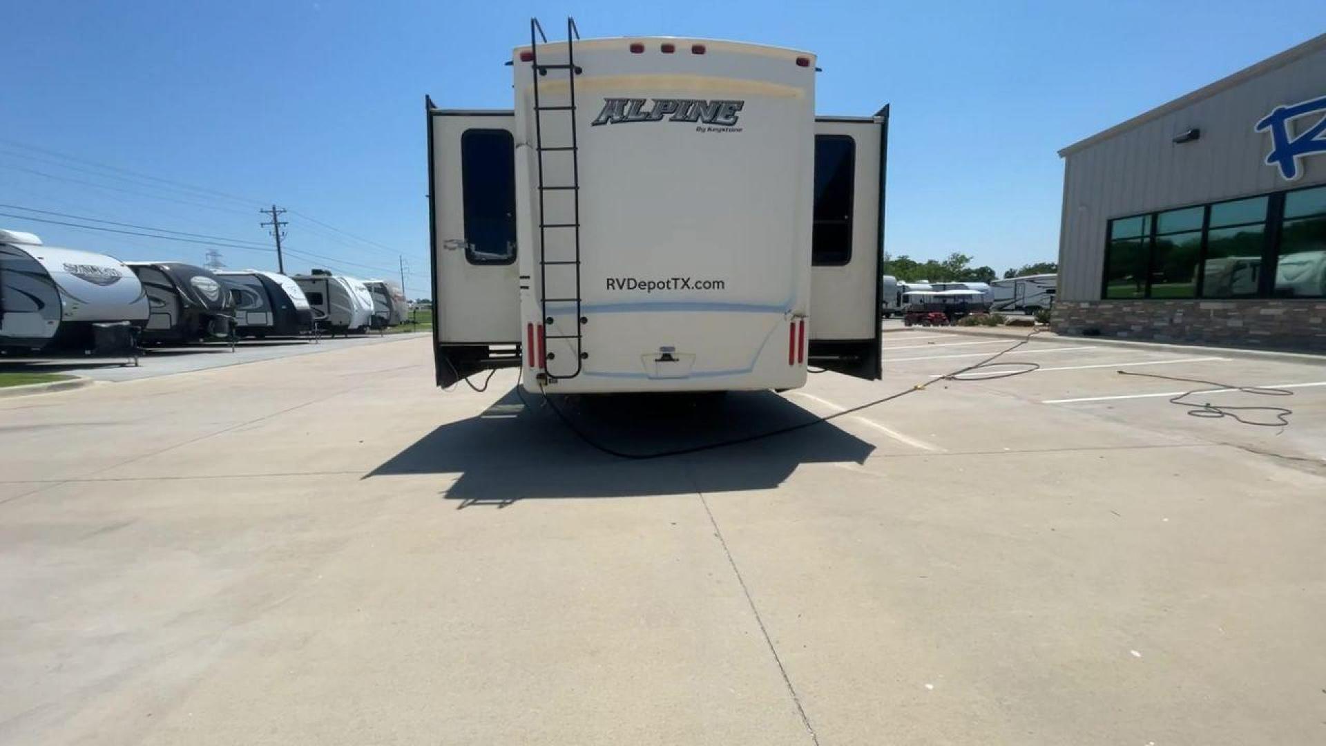 2015 WHITE KEYSTONE ALPINE 3535RE (4YDF35320FE) , Length: 39.08 ft. | Dry Weight: 12,416 lbs. | Gross Weight: 15,500 lbs. | Slides: 4 transmission, located at 4319 N Main Street, Cleburne, TX, 76033, (817) 221-0660, 32.435829, -97.384178 - Improve your RV experience with the 2015 Keystone Alpine 3535RE, a high-end fifth wheel that embodies ease and style. This model, which is an impressive 39.08 feet long, was carefully made for discerning travelers who want a perfect mix of style and usefulness. Because it is made of an aluminum body - Photo#8