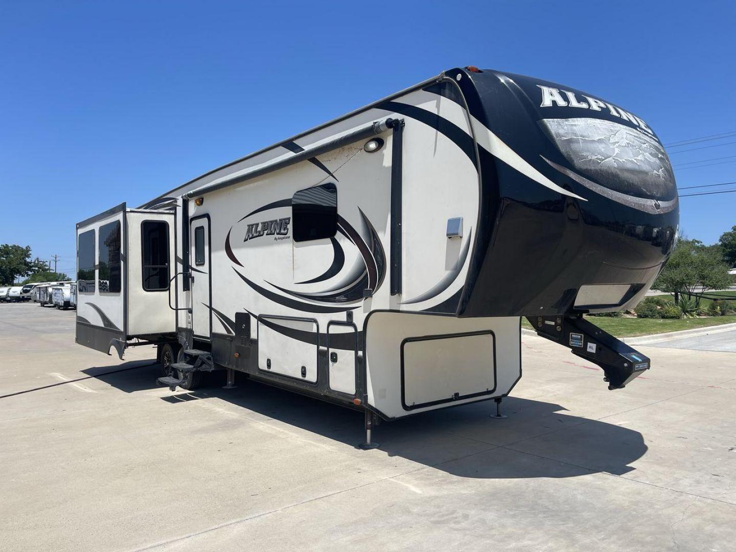 2015 WHITE KEYSTONE ALPINE 3535RE (4YDF35320FE) , Length: 39.08 ft. | Dry Weight: 12,416 lbs. | Gross Weight: 15,500 lbs. | Slides: 4 transmission, located at 4319 N Main Street, Cleburne, TX, 76033, (817) 221-0660, 32.435829, -97.384178 - Improve your RV experience with the 2015 Keystone Alpine 3535RE, a high-end fifth wheel that embodies ease and style. This model, which is an impressive 39.08 feet long, was carefully made for discerning travelers who want a perfect mix of style and usefulness. Because it is made of an aluminum body - Photo#23